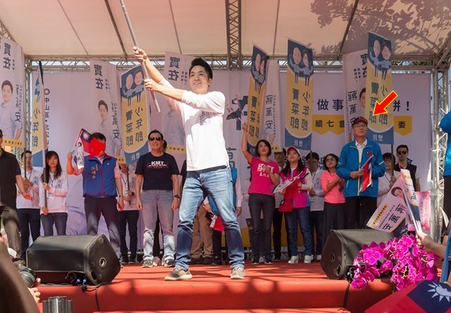 陷入逼宮處境的吳敦義（箭頭者），黨內大咖只願與他同場不同台。圖為蔣萬安造勢場合。（翻攝蔣萬安臉書）