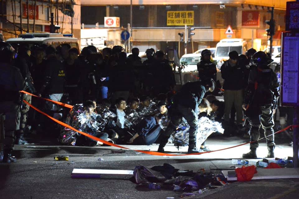 港警速龍小隊進行驅散行動，過程中除了不斷發射催淚彈，甚至疑似動用震撼彈，現場至少有68人遭到逮捕。（翻攝自香港大學學生會學苑即時新聞）