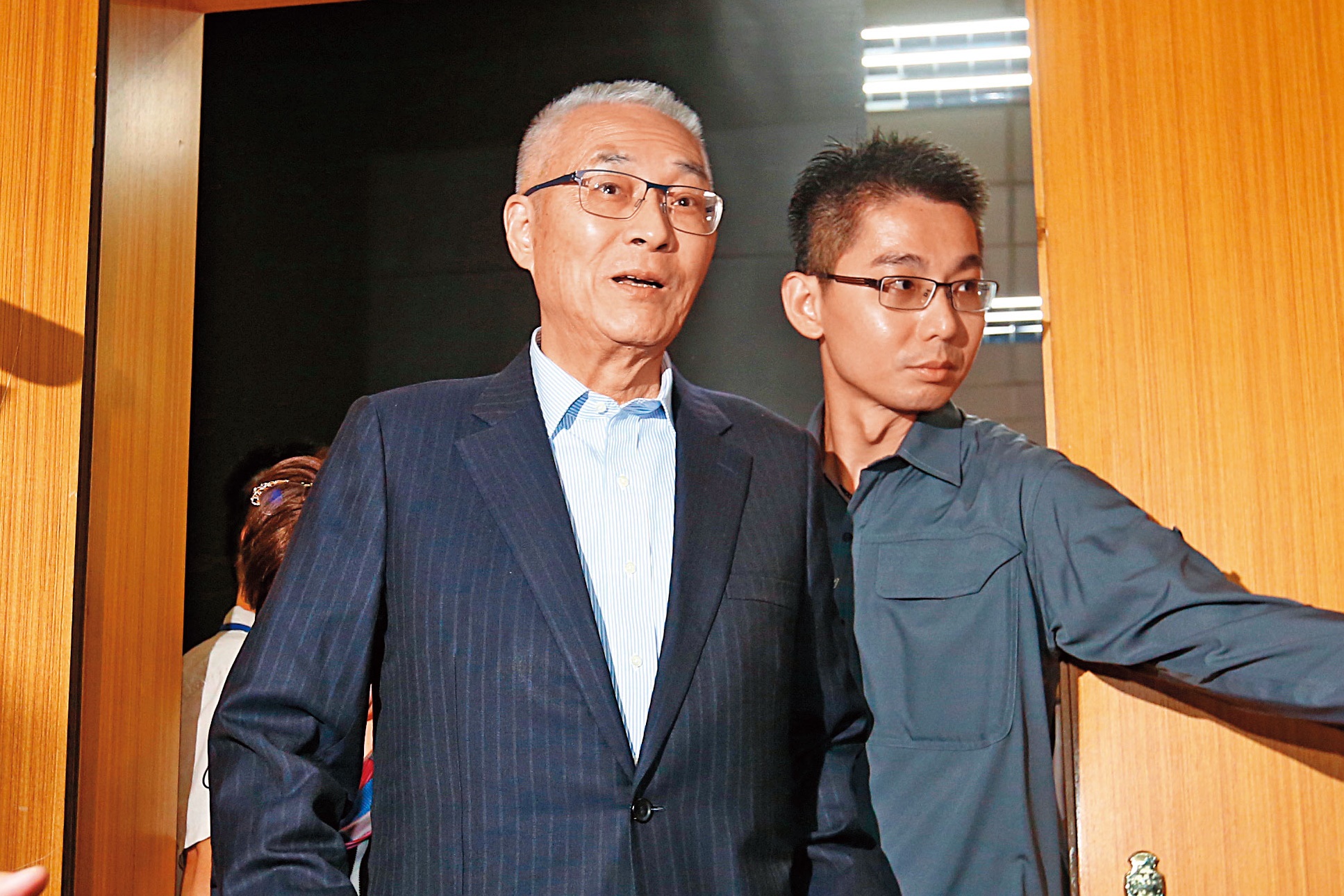 不分區立委一役，吳敦義（左）醜態畢露，連黨副主席都勸他好自為之，趕緊放手，別再又摟又搶了。