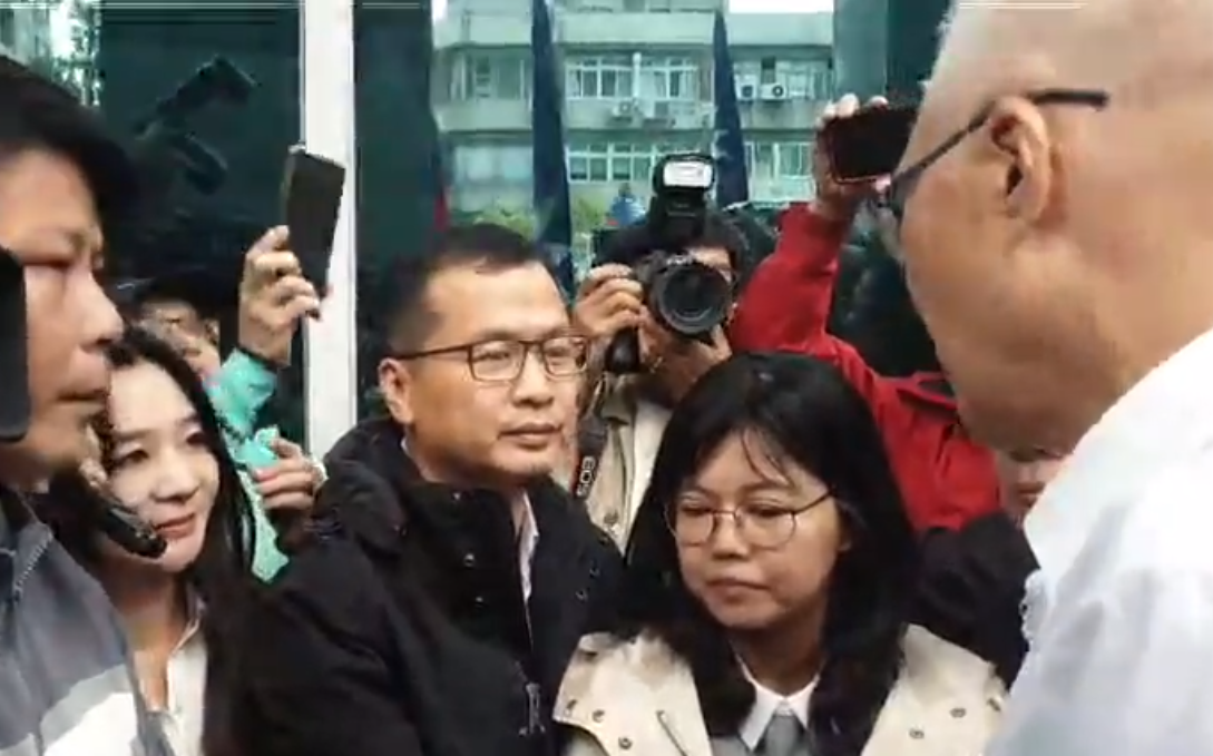 「不分區提名之亂」引起各路人馬到黨中央抗議,吳敦義(右)意外現身探視,但仍難平息不滿聲浪。(翻攝羅智強臉書)