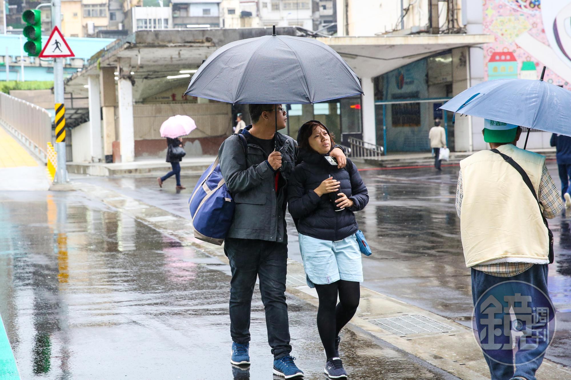 受到東北季風與颱風水氣影響,中央氣象局針對北北基宜發布大雨特報。(本刊資料照)