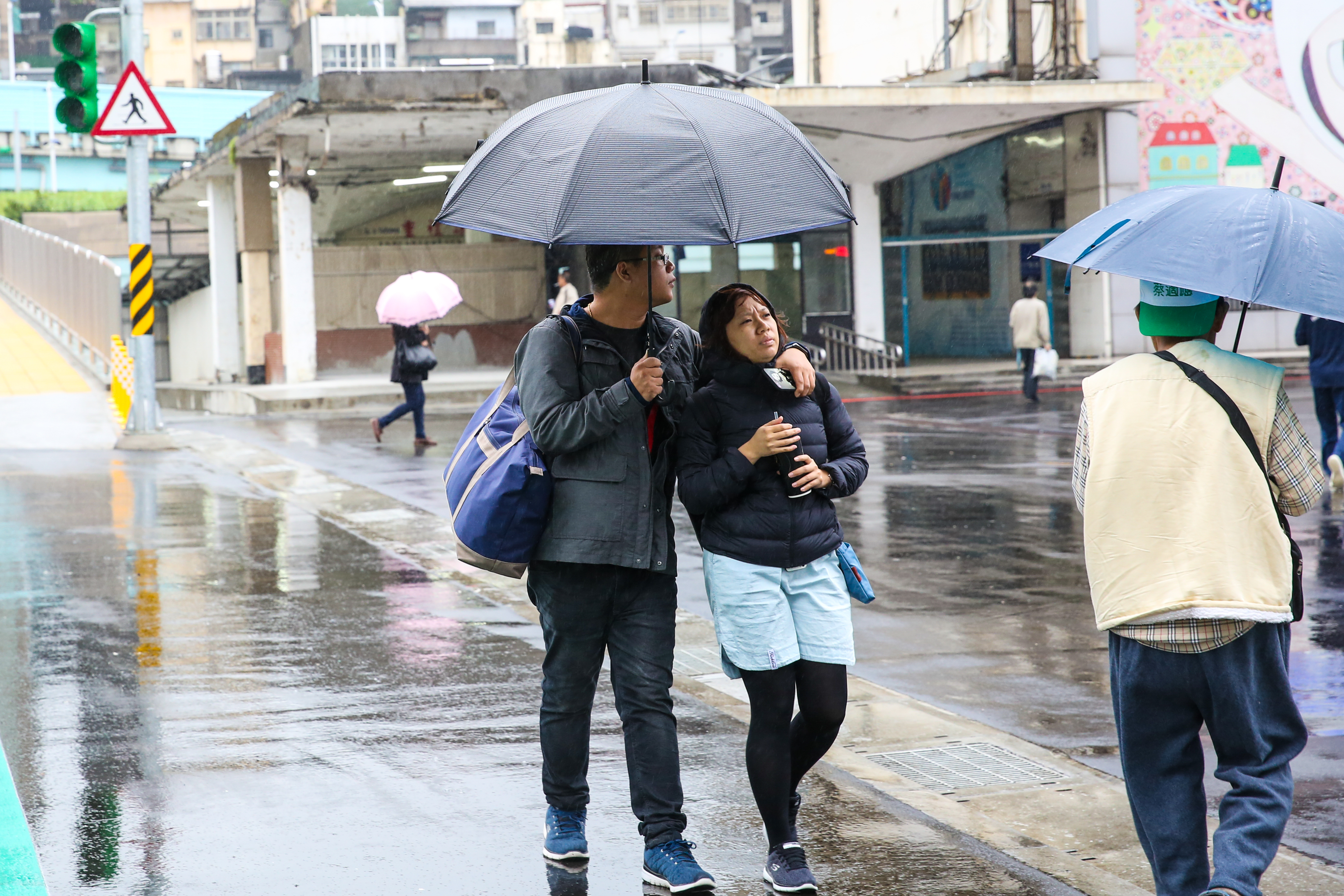 受到東北季風與颱風水氣影響，中央氣象局針對北北基宜發布大雨特報。（本刊資料照）