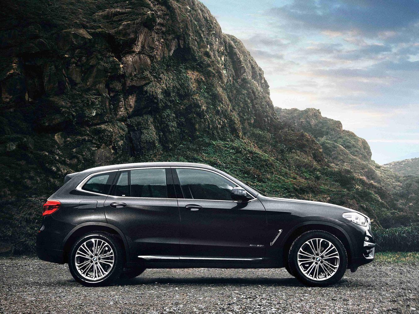 全新BMW X3、X4全車系標配BMW xDrive智慧型可變四輪傳動系統。