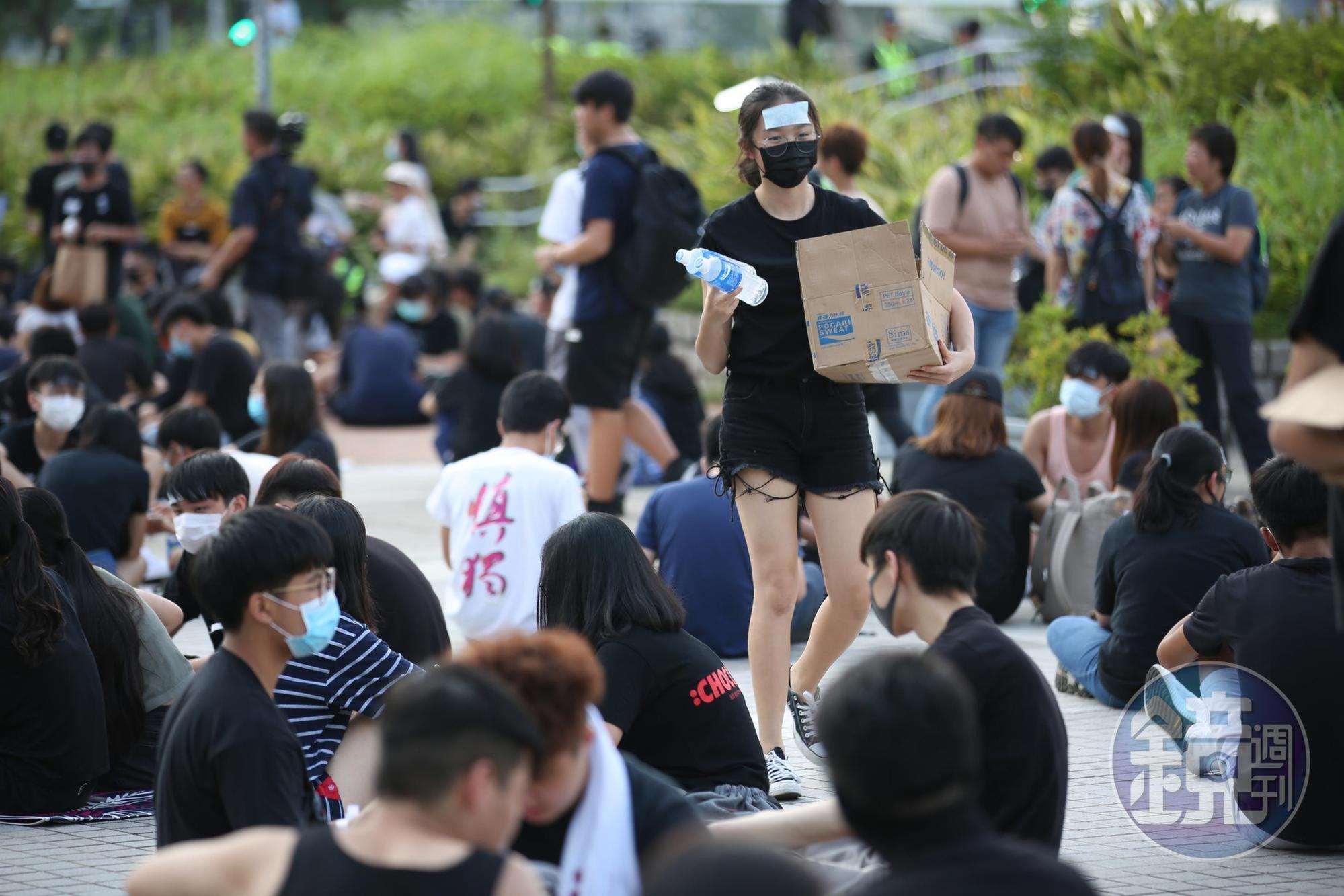 上月香港特首林鄭月娥宣布繞過立法會引用《緊急法》訂定《禁蒙面法》,要求市民上街不得蒙面,港警也依據此法逮捕市民。(本刊資料照)