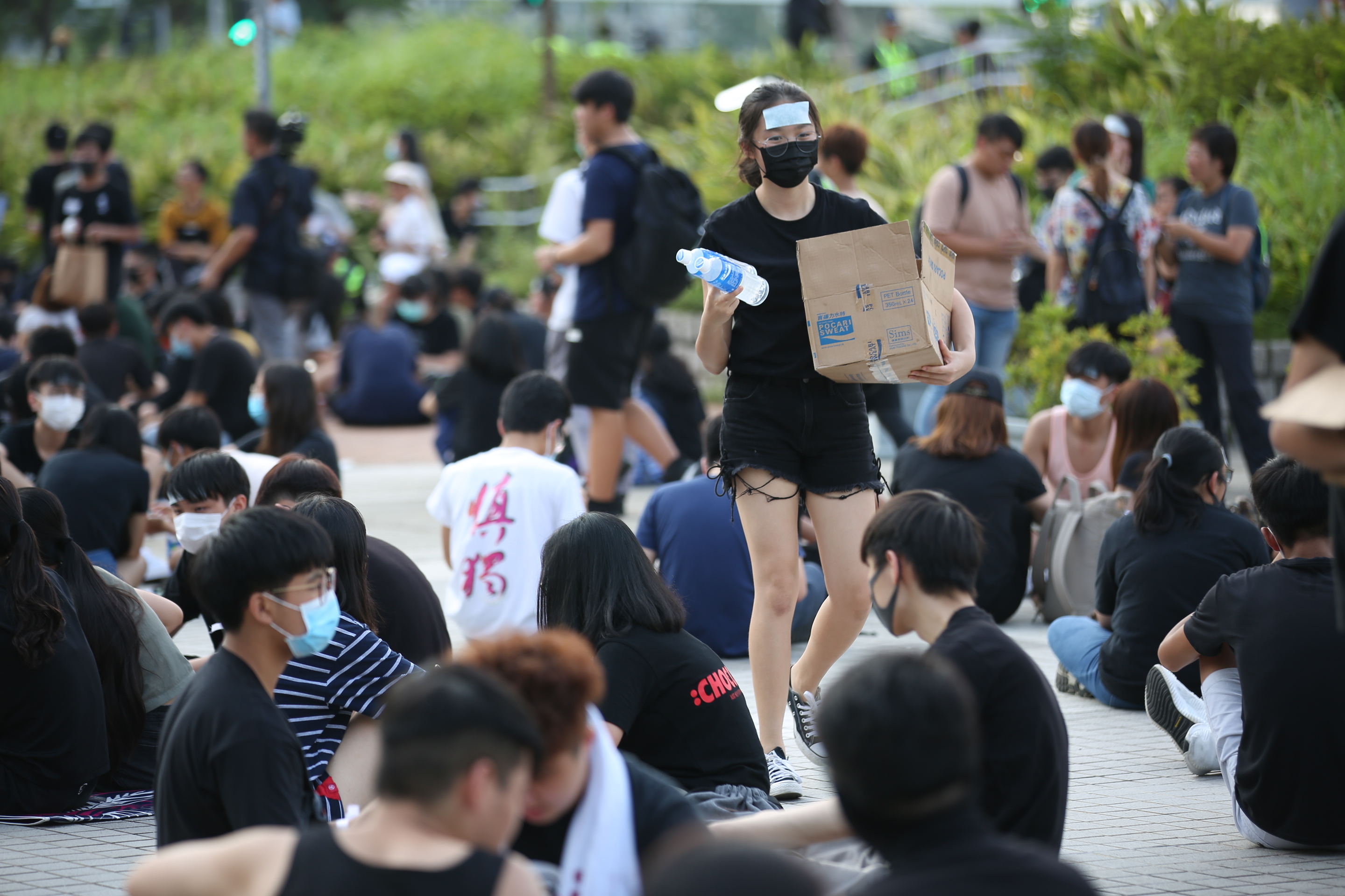 上月香港特首林鄭月娥宣布繞過立法會引用《緊急法》訂定《禁蒙面法》，要求市民上街不得蒙面，港警也依據此法逮捕市民。（本刊資料照）