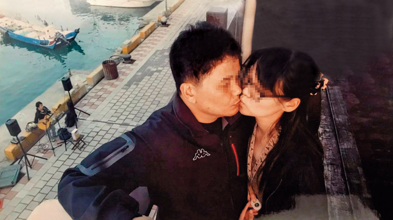 秦、洪2人常大方接吻留影，毫不避諱。（讀者提供）