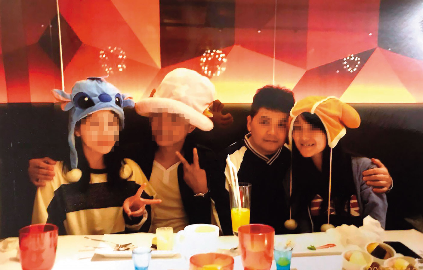 秦、洪曾與軍中其他情侶一起甜蜜合照，毫不避諱。（讀者提供）