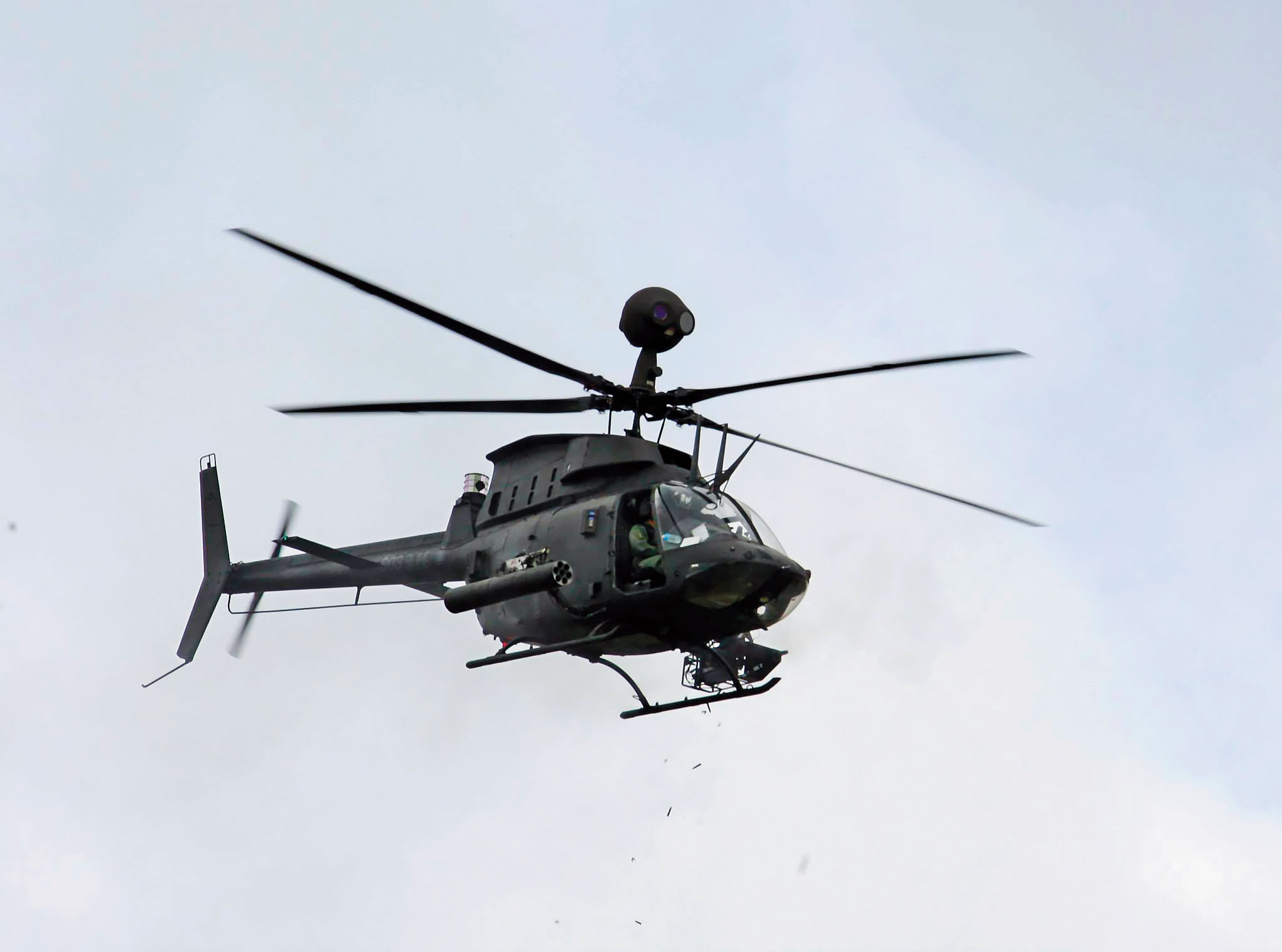 秦姓飛官曾駕駛OH-58D直升機,負責陸軍第一線的戰搜任務。(翻攝國防部發言人臉書)