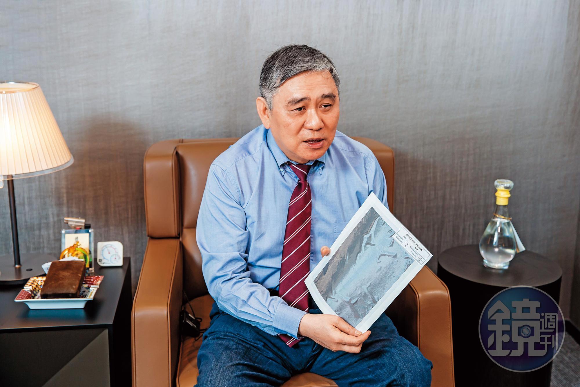王文洋對自家產品很是驕傲，還特別拿起產品樣本解說。