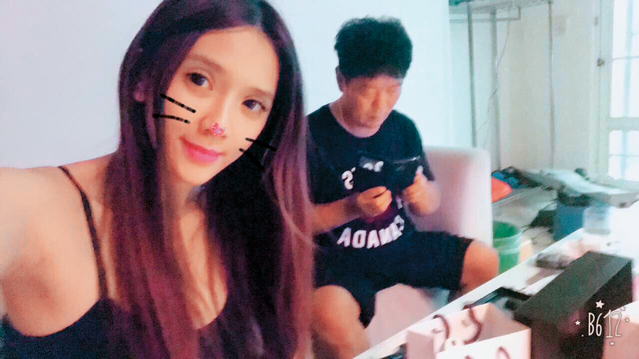 據知情人士向本刊爆料，翁子涵（左）曾聯合爸爸（右）「警告」在學校對她不客氣的同校學生。（讀者提供）