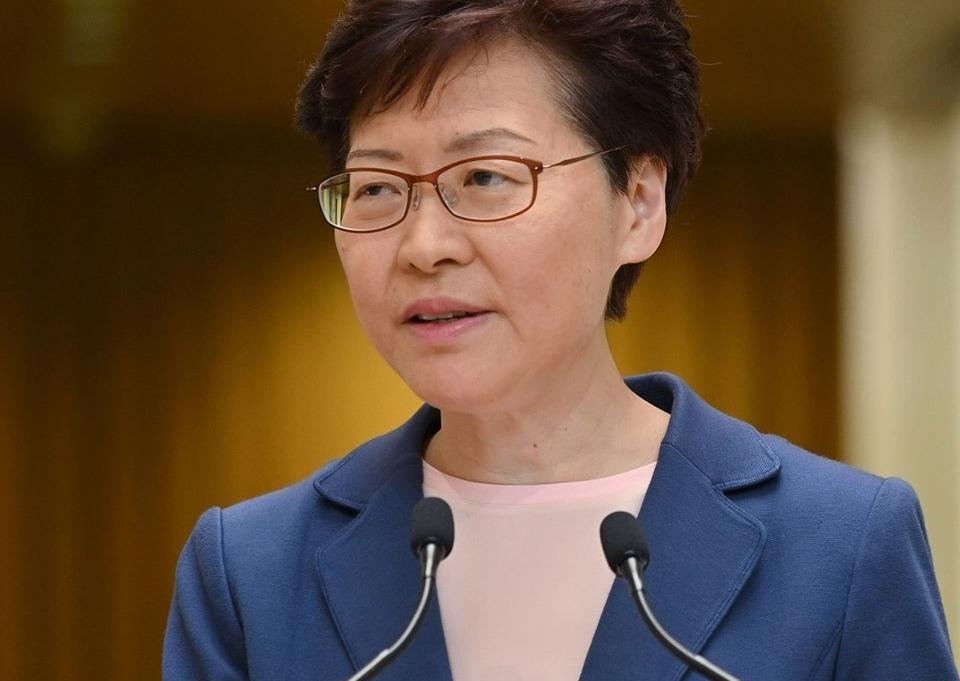 林鄭月娥呼籲理大校內示威者,只要放下手上武器,並按指示有序離開,警方就不會使用武力。(翻攝自林鄭月娥臉書)