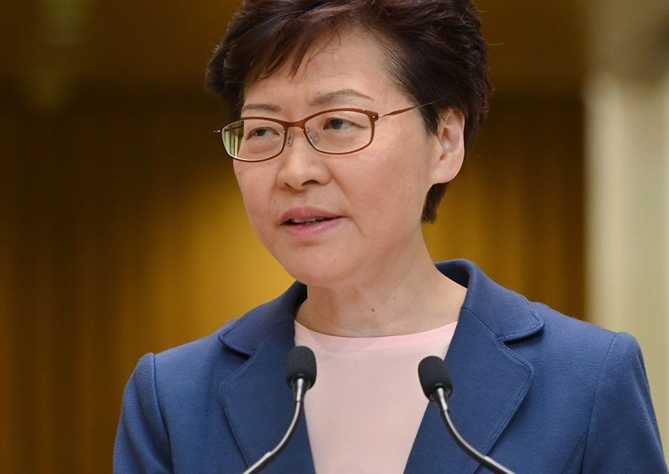 林鄭月娥呼籲理大校內示威者，只要放下手上武器，並按指示有序離開，警方就不會使用武力。（翻攝自林鄭月娥臉書）