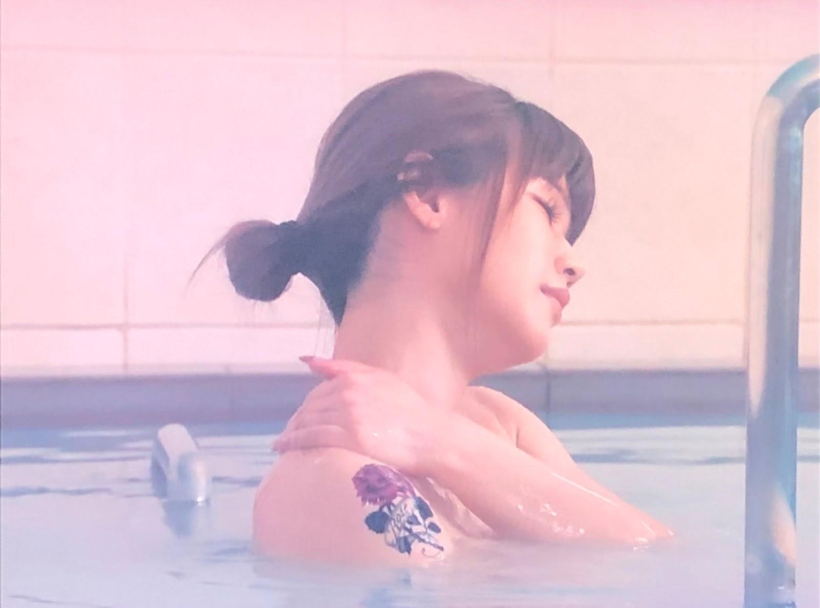 涼宮琴音客串《派遣女醫X 6》，獻出全裸泡湯戲。（翻攝自涼宮琴音推特）