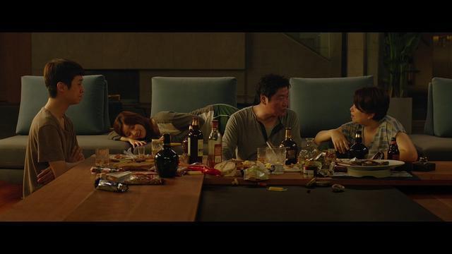 打掃阿姨趁著女主人不在家,將一家四口帶來住,隨意吃喝,宛如電影《寄生上流》情節。(翻攝自網路)