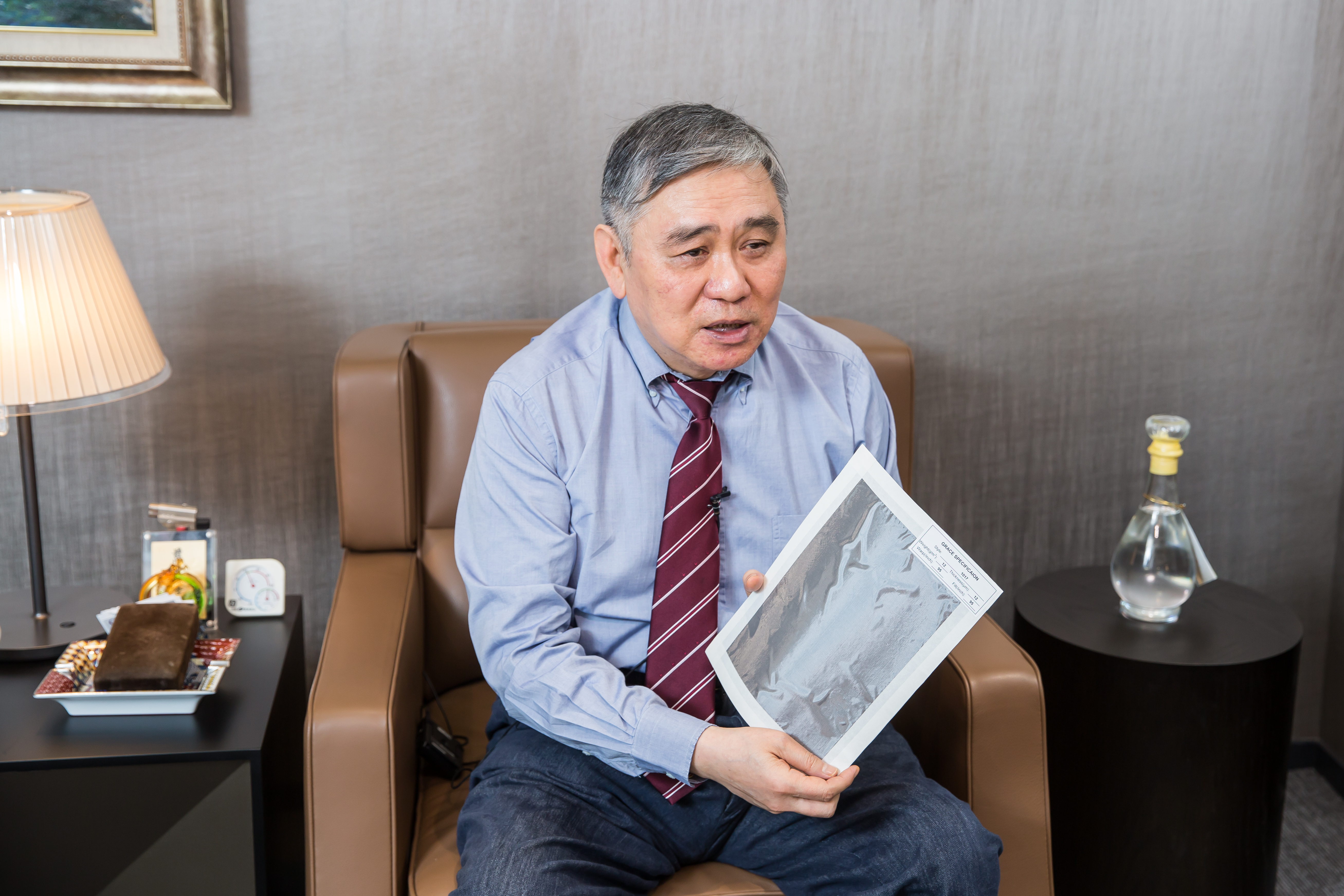 王文洋對自家產品很是驕傲，還特別拿起產品樣本展示。