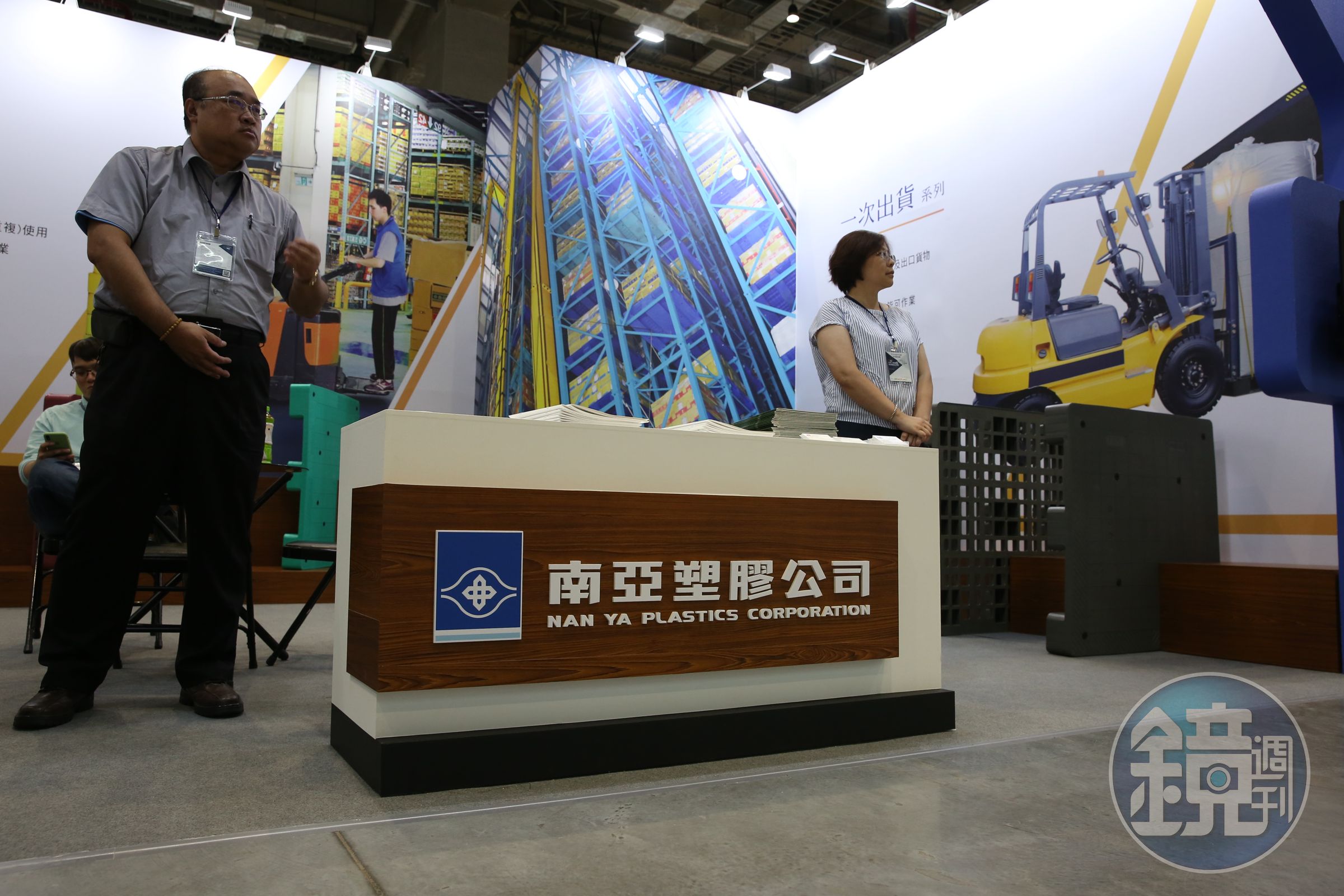 南亞目前電子材料營收比重大約40％，王文洋得意地說，相關事業是由他一手架構。