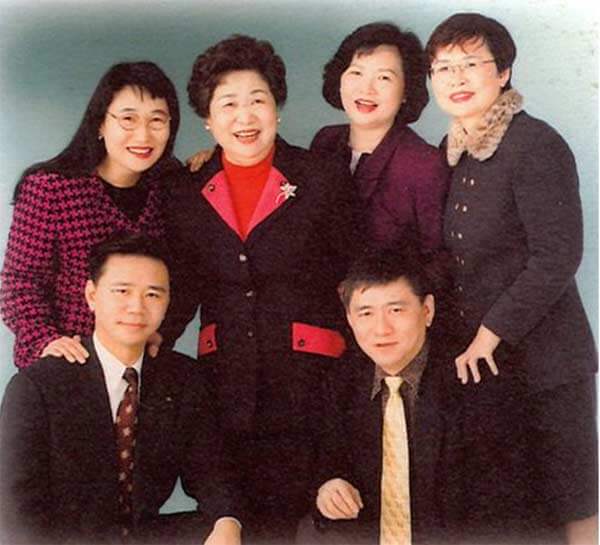 王文洋說小時候台塑根本還沒坐大，父母整天忙進忙出，自己就像沒人管的小孩。（翻攝自王楊嬌紀念別冊）