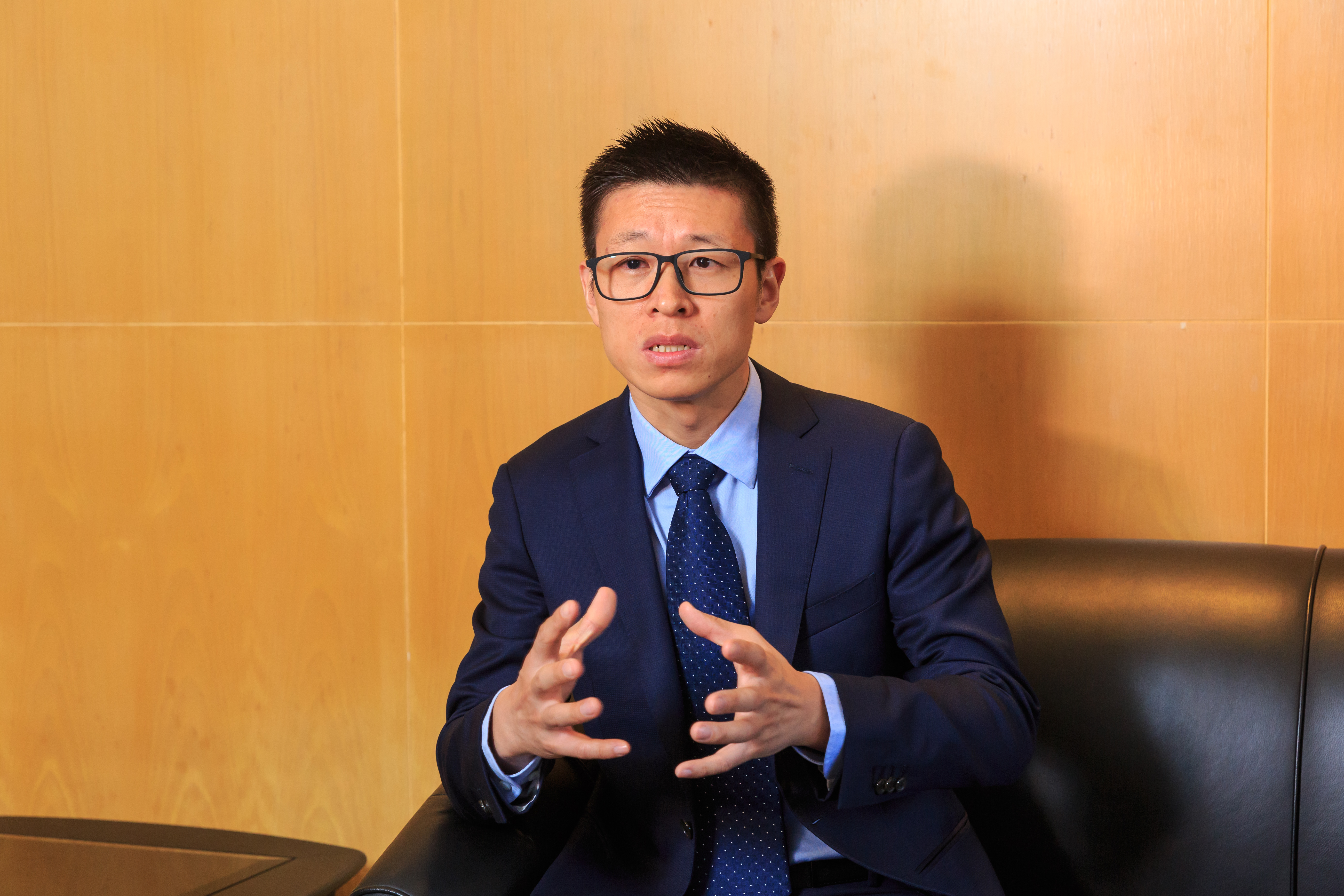 王文洋重視人才，宏和今年就拔擢了一名陸籍員工杜甫成為總經理，目前正帶領公司的研發部門。