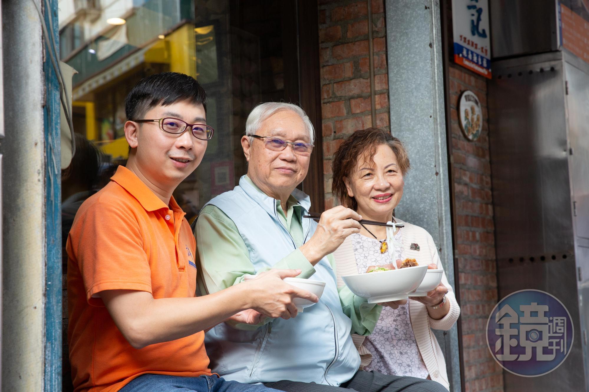 1980年，杜漢琛（中）以家鄉味越南河粉在台北永康街闖出名號。左為三子杜與方、右為妻子鄭曼蕙。