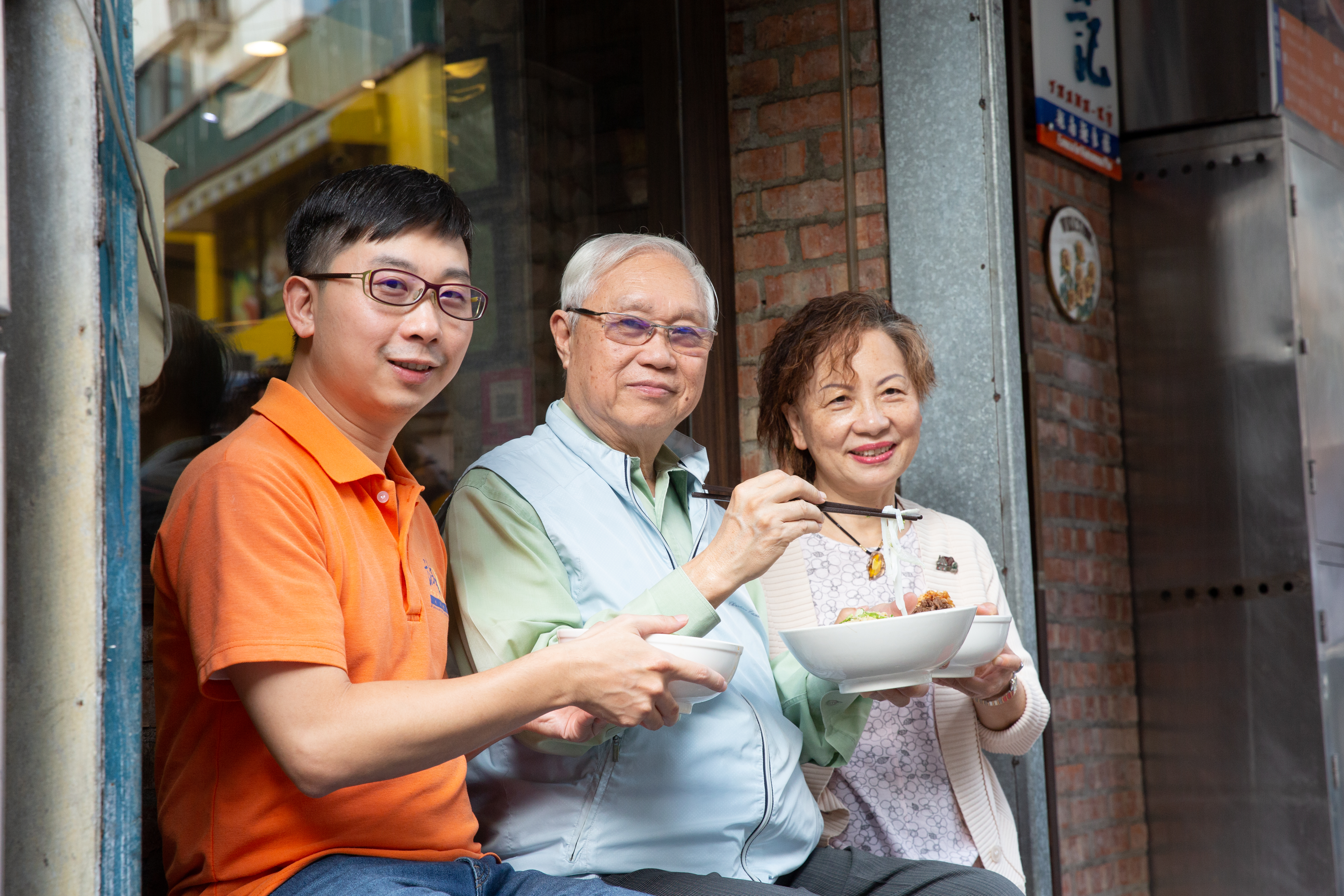 1980年，杜漢琛（中）以家鄉味越南河粉在台北永康街闖出名號。左為三子杜與方、右為妻子鄭曼蕙。
