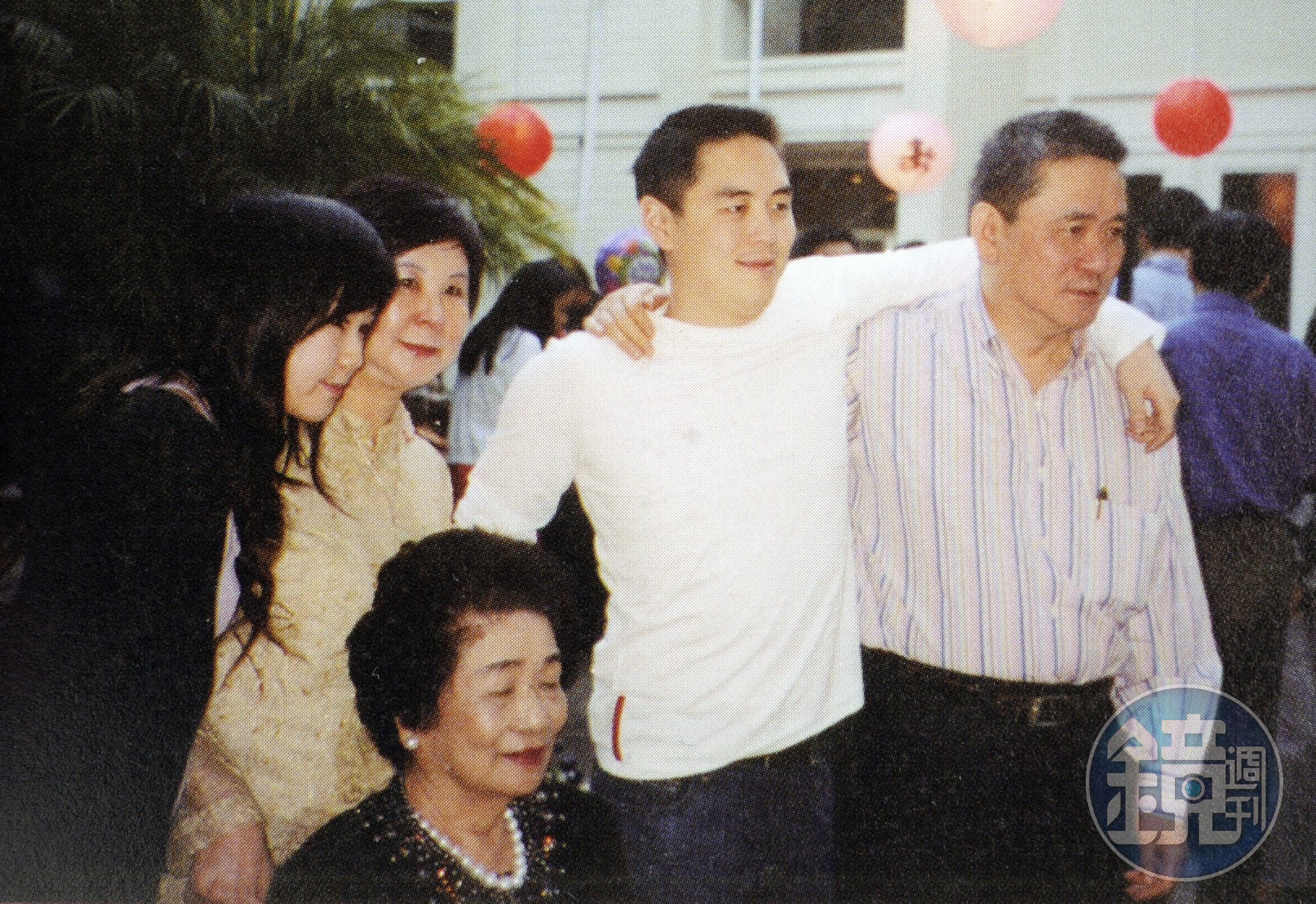 王文洋（右）自曝，小孩們遺傳到老婆陳靜文（左2），都頗有藝術天分。（翻攝自王楊嬌紀念別冊）