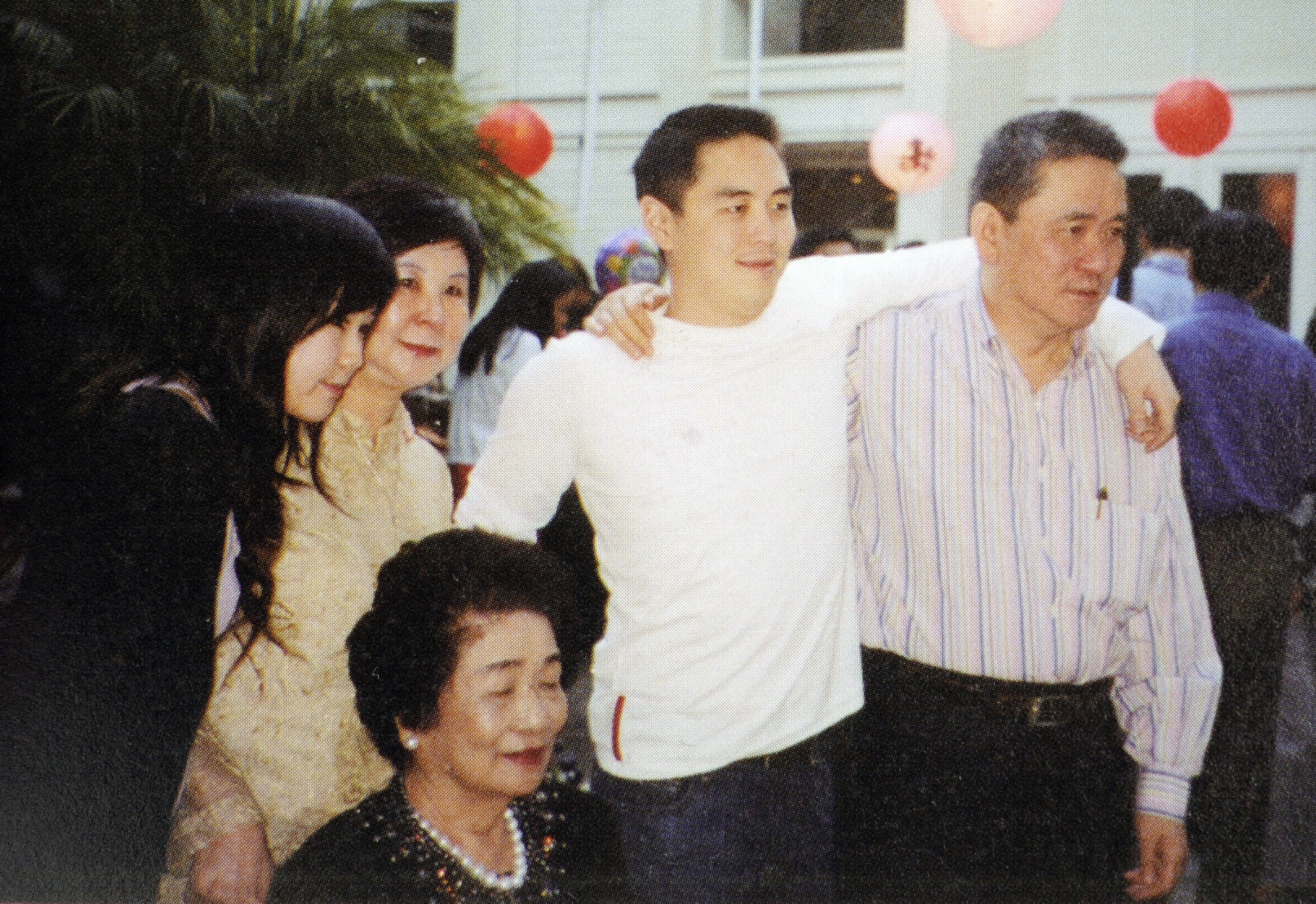 王文洋（右）自曝，小孩們遺傳到老婆陳靜文（左2），都頗有藝術天分。（翻攝自王楊嬌紀念別冊）