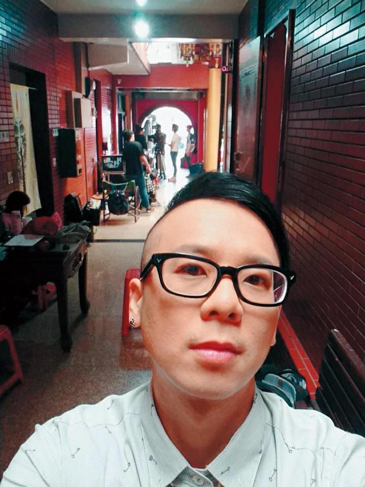 阿竿曾因眼瞼肌無力，大小眼，被說像吸毒犯。（翻攝阿竿臉書）