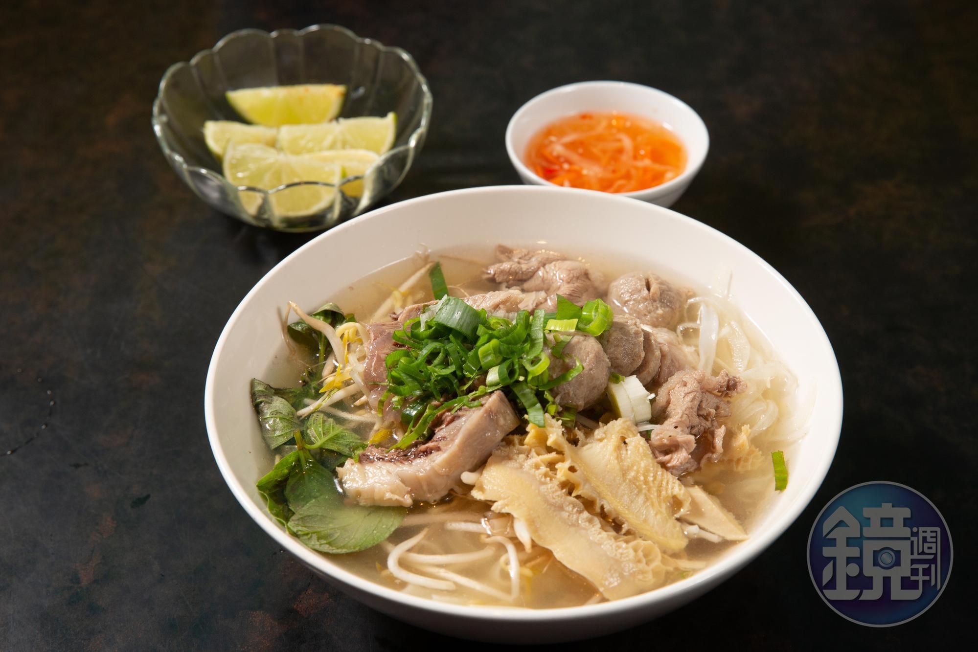以清燉湯頭搭配牛肉、牛筋、牛肚與牛丸的犇越牛肉河粉，是誠記的招牌河粉，曾拿下2008年國際牛肉麵節亞軍。（210元／份） 