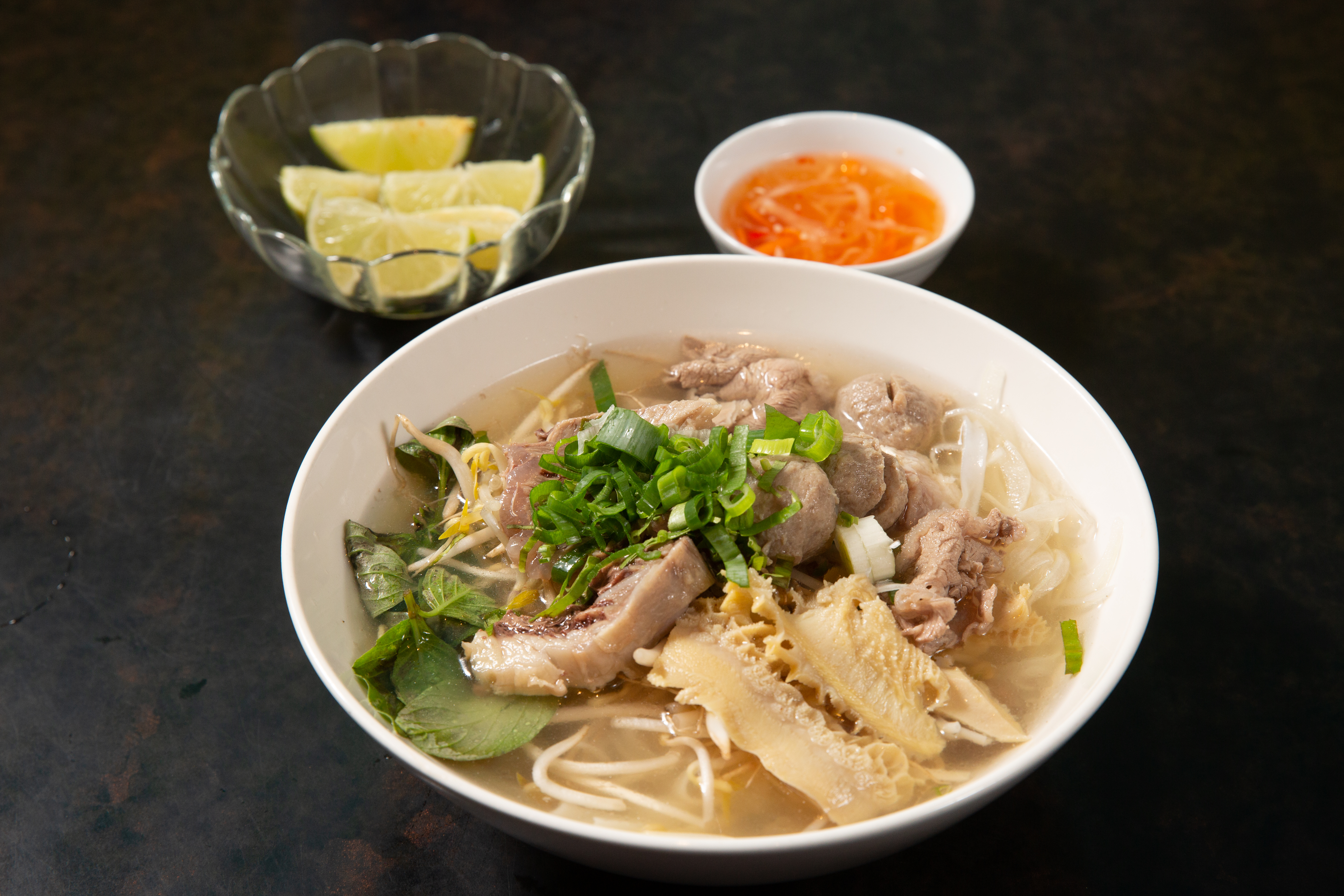 以清燉湯頭搭配牛肉、牛筋、牛肚與牛丸的犇越牛肉河粉,是誠記的招牌河粉,曾拿下2008年國際牛肉麵節亞軍。(210元/份)