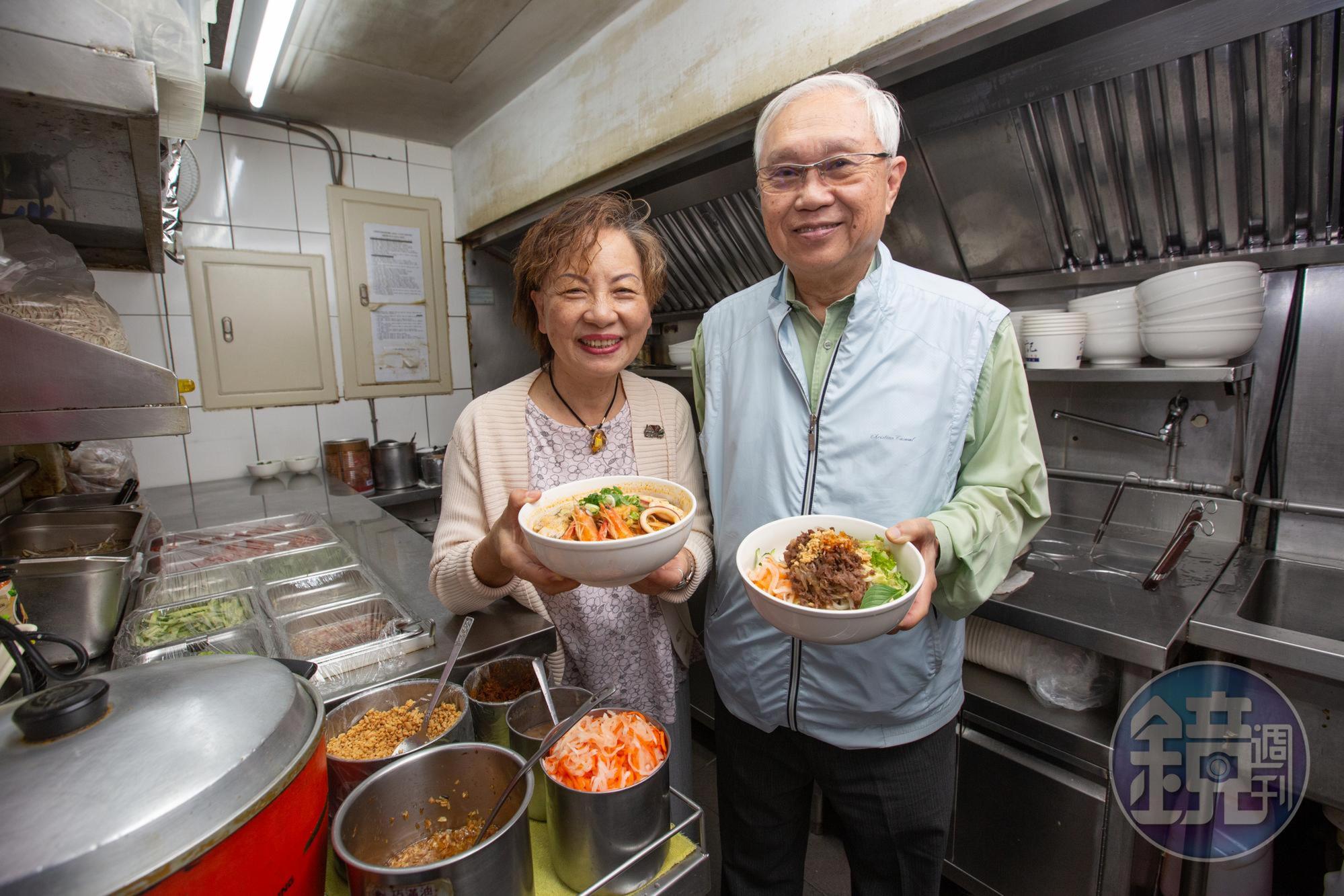 杜漢琛（右）對自己熬煮的湯頭頗具信心，1980年便與妻子鄭曼蕙（左）創立誠記。