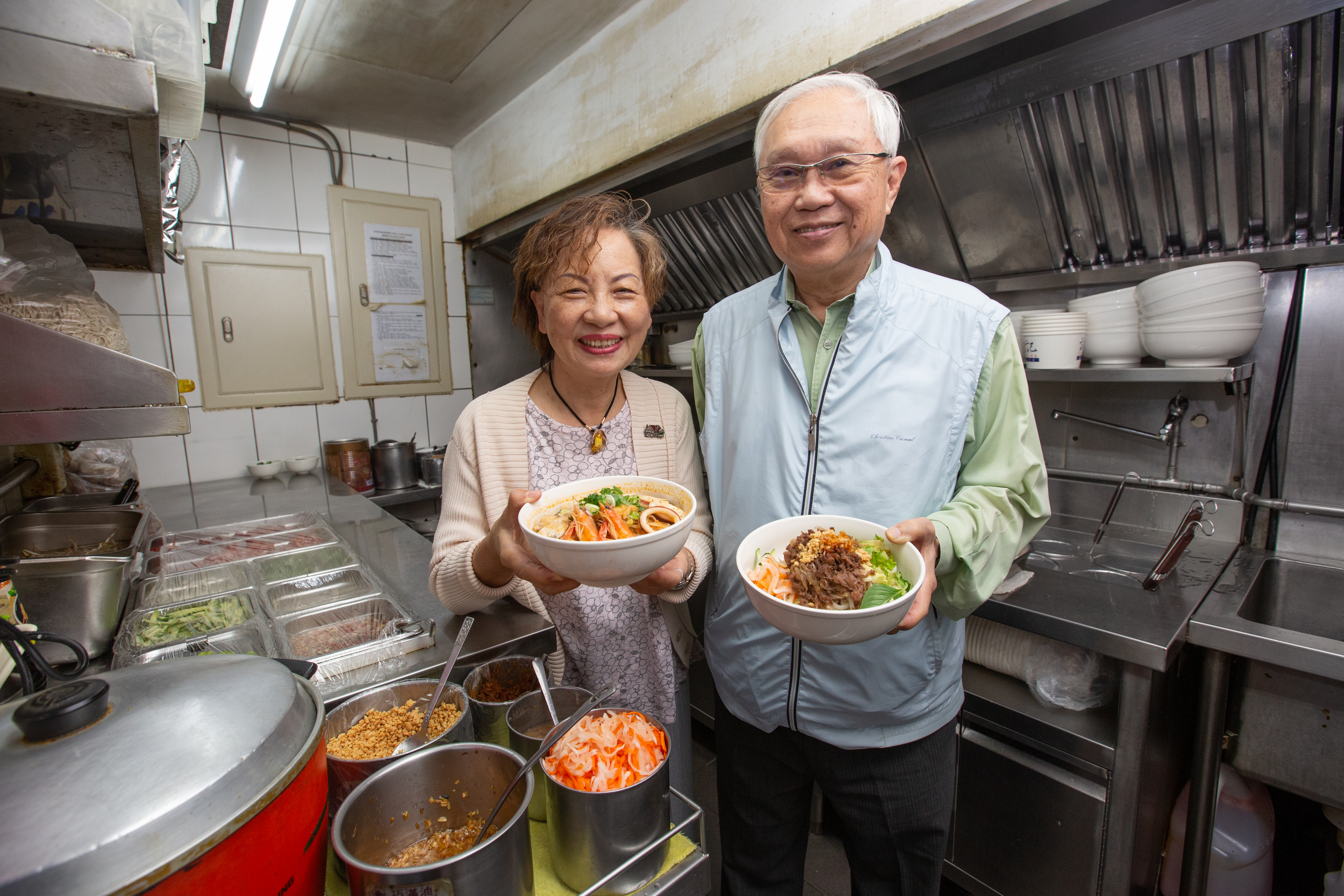 杜漢琛（右）對自己熬煮的湯頭頗具信心，1980年便與妻子鄭曼蕙（左）創立誠記。
