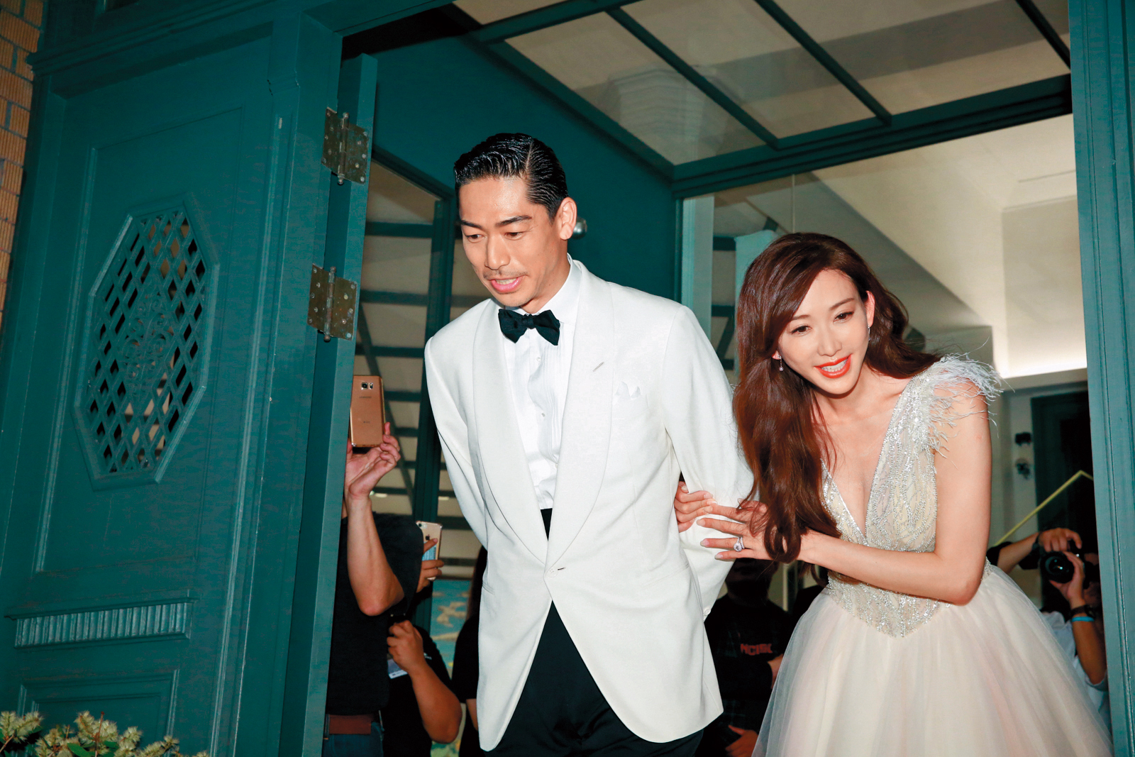 林志玲（右）除了視線離不開AKIRA（左），也不忘頻露深溝，展現「全民姐姐」的熟奶風姿。