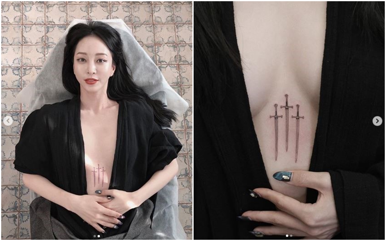 韓藝瑟在社群網站分享雙乳中間的新刺青照。（翻攝自韓藝瑟IG）
