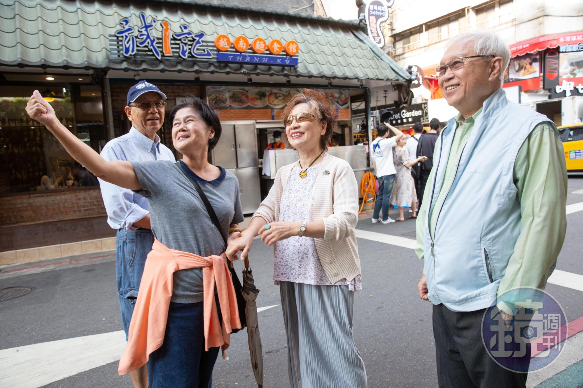 80年代,杜漢琛(右)與妻子鄭曼蕙(右2)在永康街擺攤賣起越南河粉。採訪這天,不少老鄰居前來和他們打招呼。