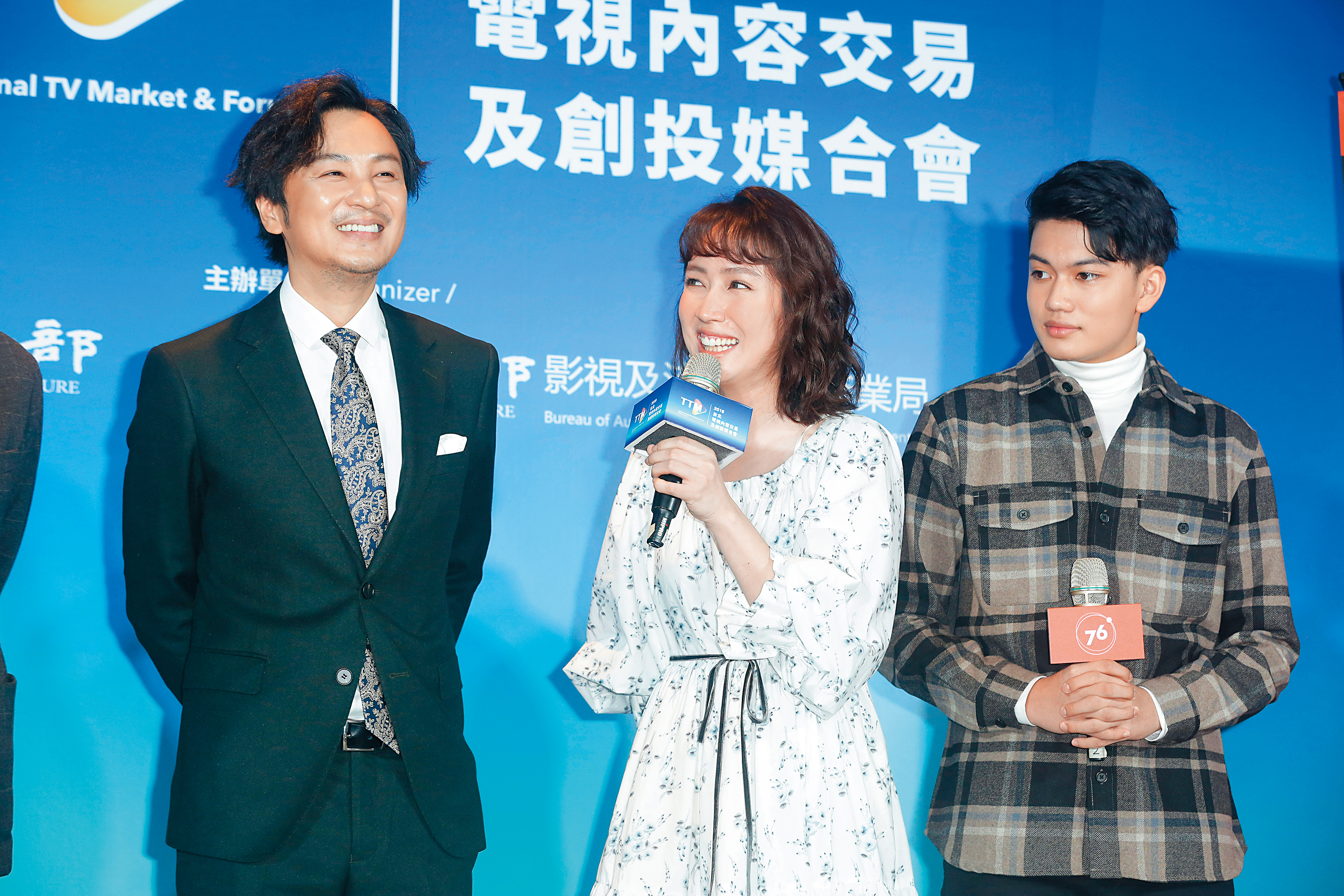 輪到小薰（中）說話時，她的話匣子似乎打得頗開，張書偉（左）跟劉子銓（右）綠葉當得稱職。