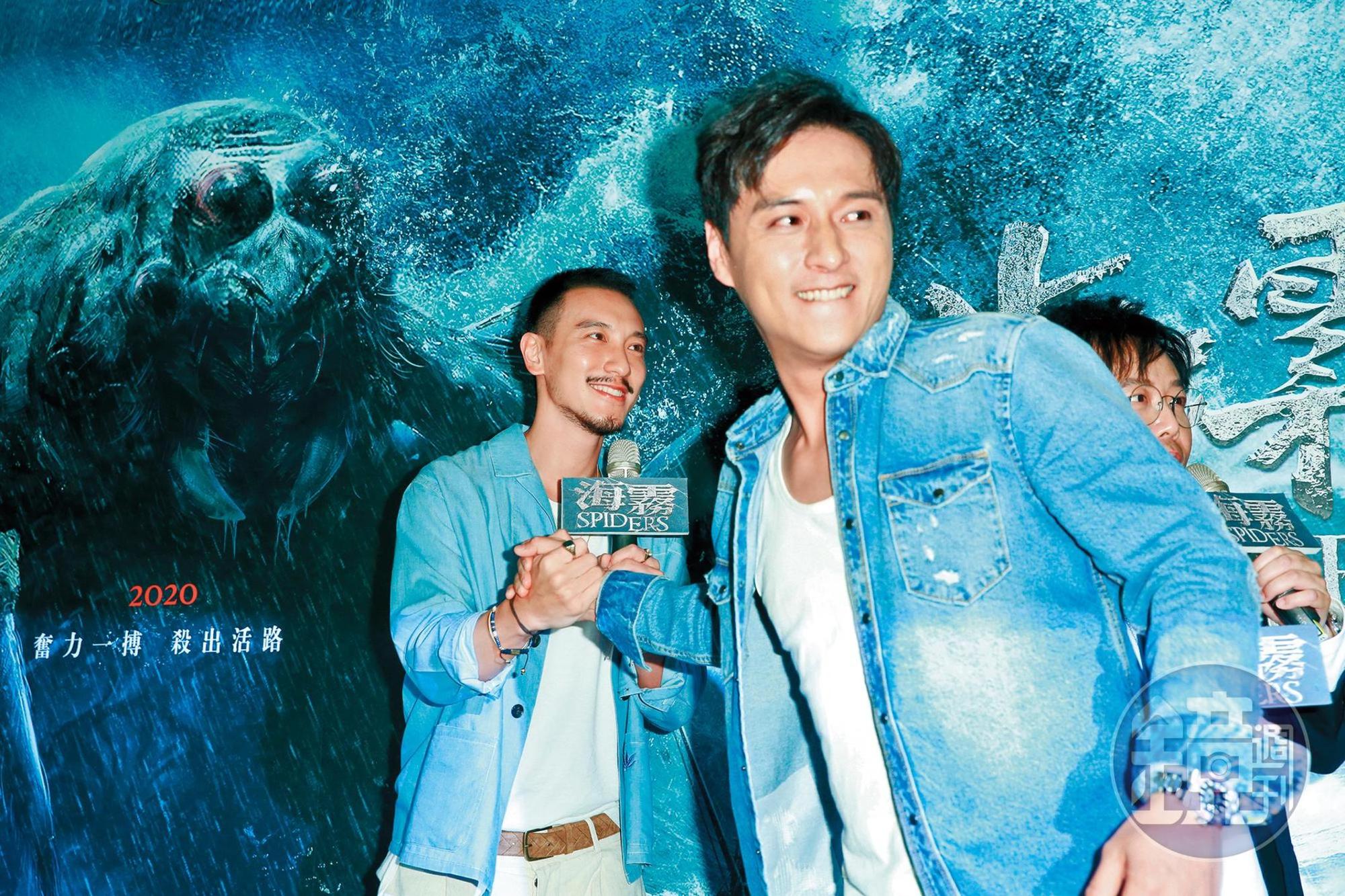 鄭人碩（右）氣場強大，完全把王陽明（左）拋在腦後，兩男握手握得毫無誠意。