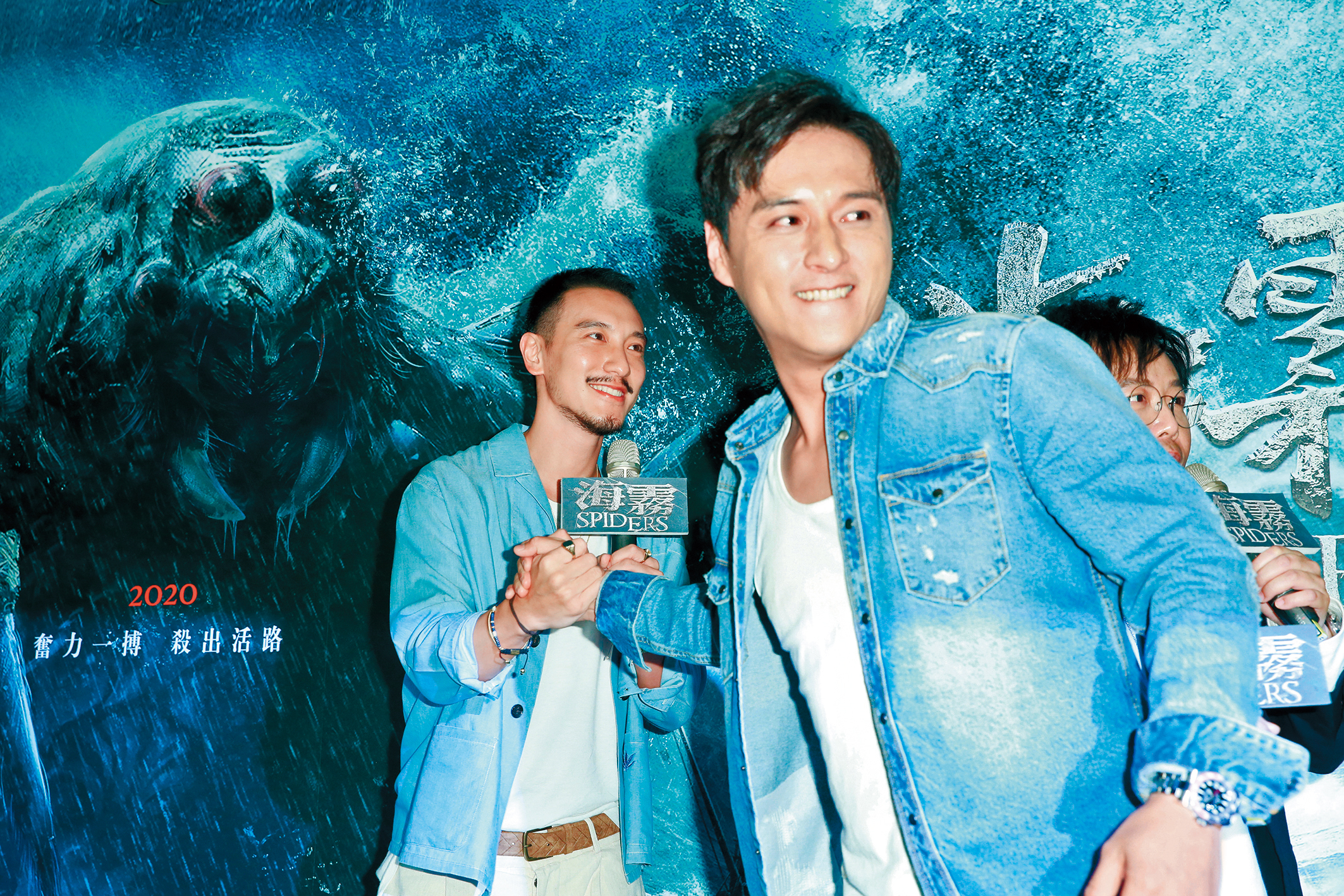 鄭人碩（右）氣場強大，完全把王陽明（左）拋在腦後，兩男握手握得毫無誠意。