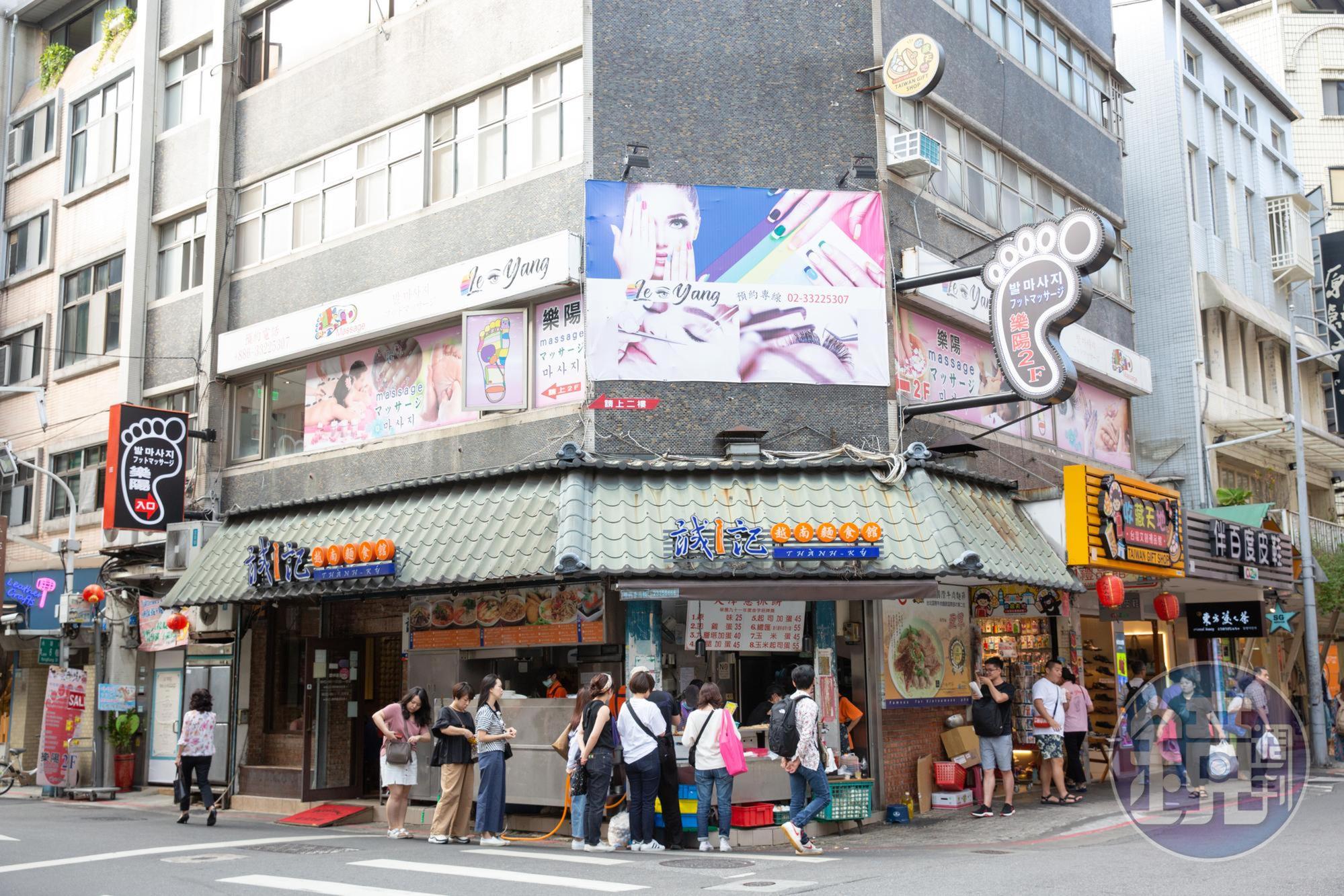 越南誠記麵食館的總店前的人行道，是杜漢琛早年推車叫賣河粉的起家地。