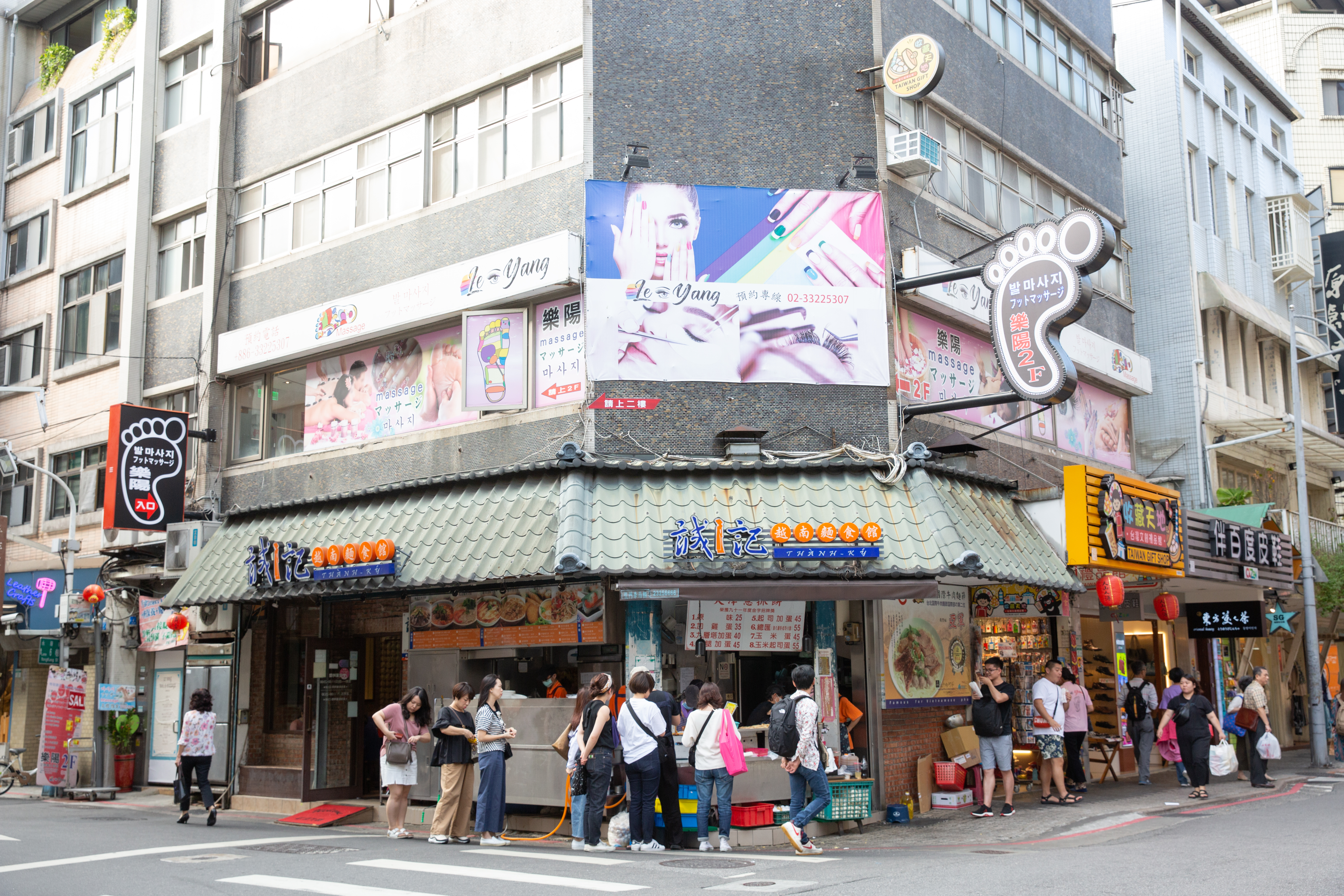 越南誠記麵食館的總店前的人行道,是杜漢琛早年推車叫賣河粉的起家地。