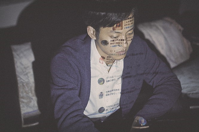 松坂桃李在新片《新聞記者》飾演菁英官員，深陷黑暗權力的中心。（翻攝自Naver）