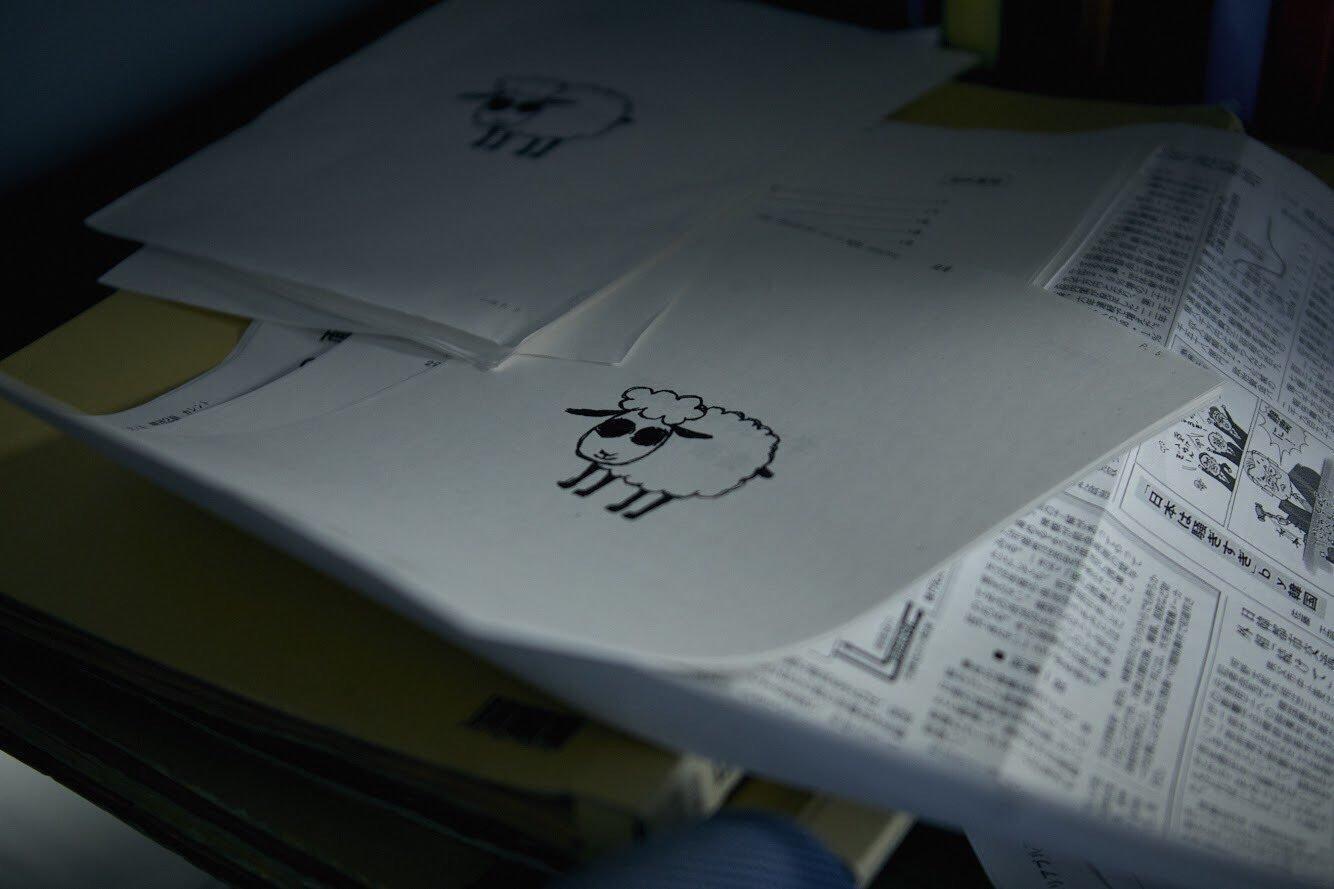 《新聞記者》中出現的匿名爆料畫有一隻黑眼羊。(翻攝自藤井道人推特)