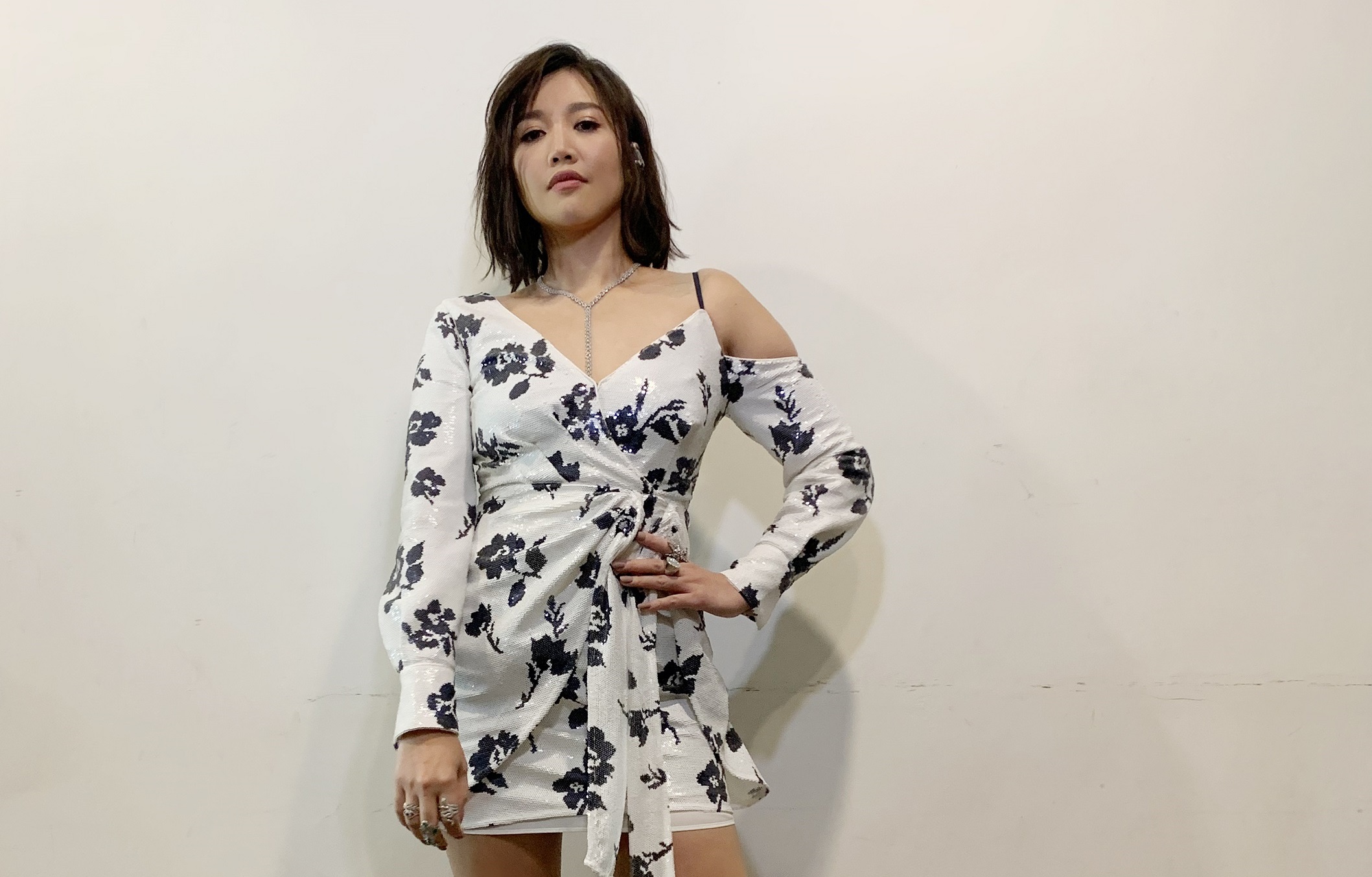 A-Lin上週末前往吉隆坡出席商演活動，挑選一件深V迷你連衣裙來展現苦練多時的身材。（索尼唱片提供）