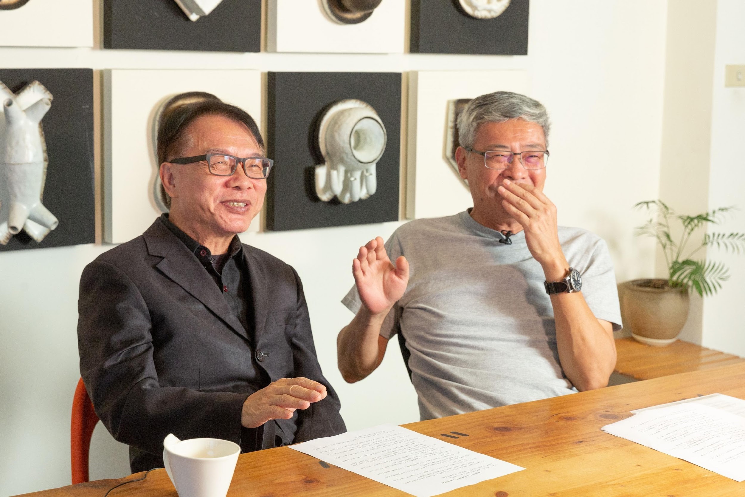 導演劉嵩（右）與林盛豐（左）合作紀錄片《農村的遠見》，林不但擔任總策劃，還包辦採訪、撰稿、旁白。