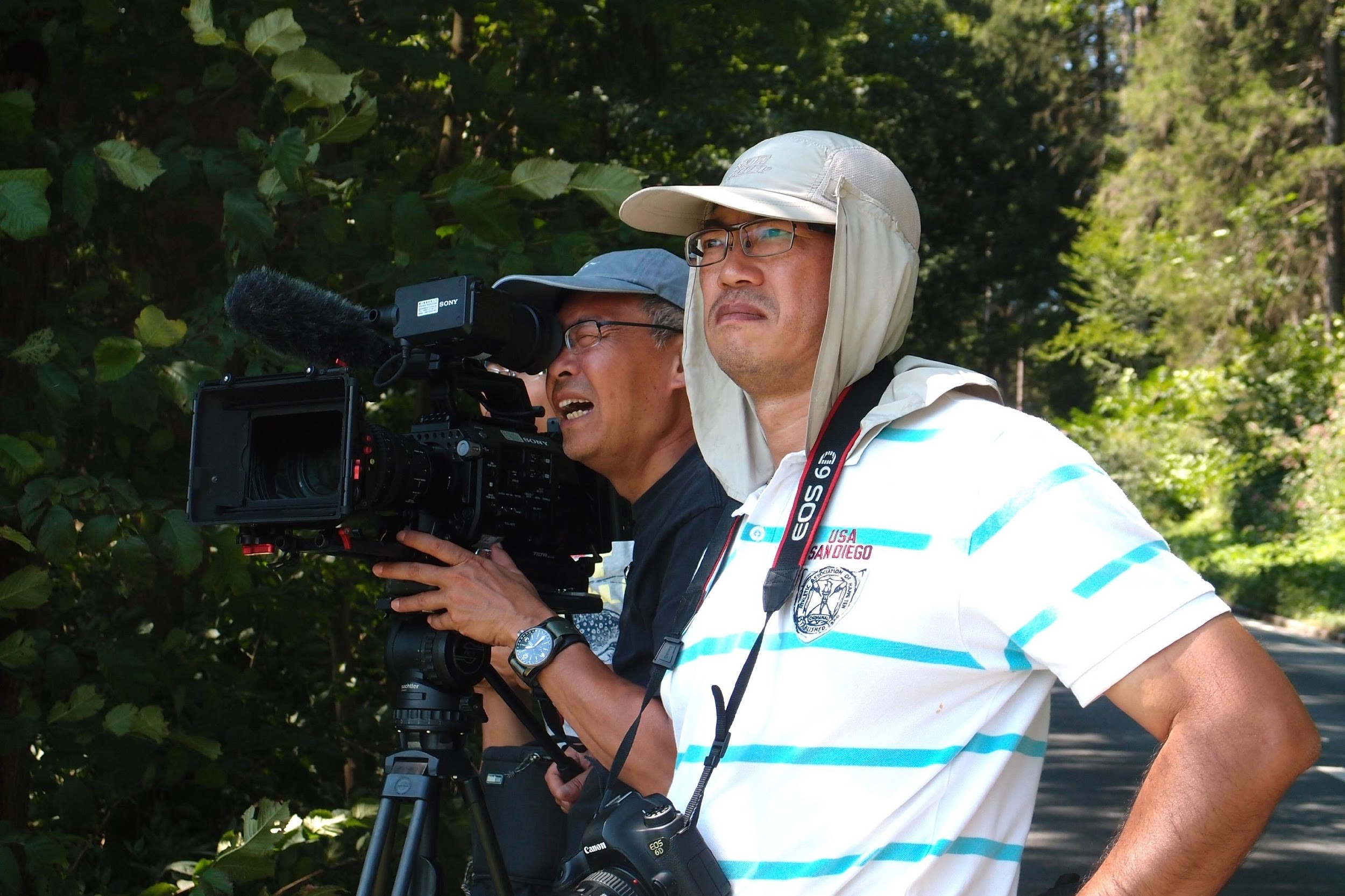 為順利出國拍攝，劉嵩（左）自掏腰包添購4K攝影機。（公視提供）