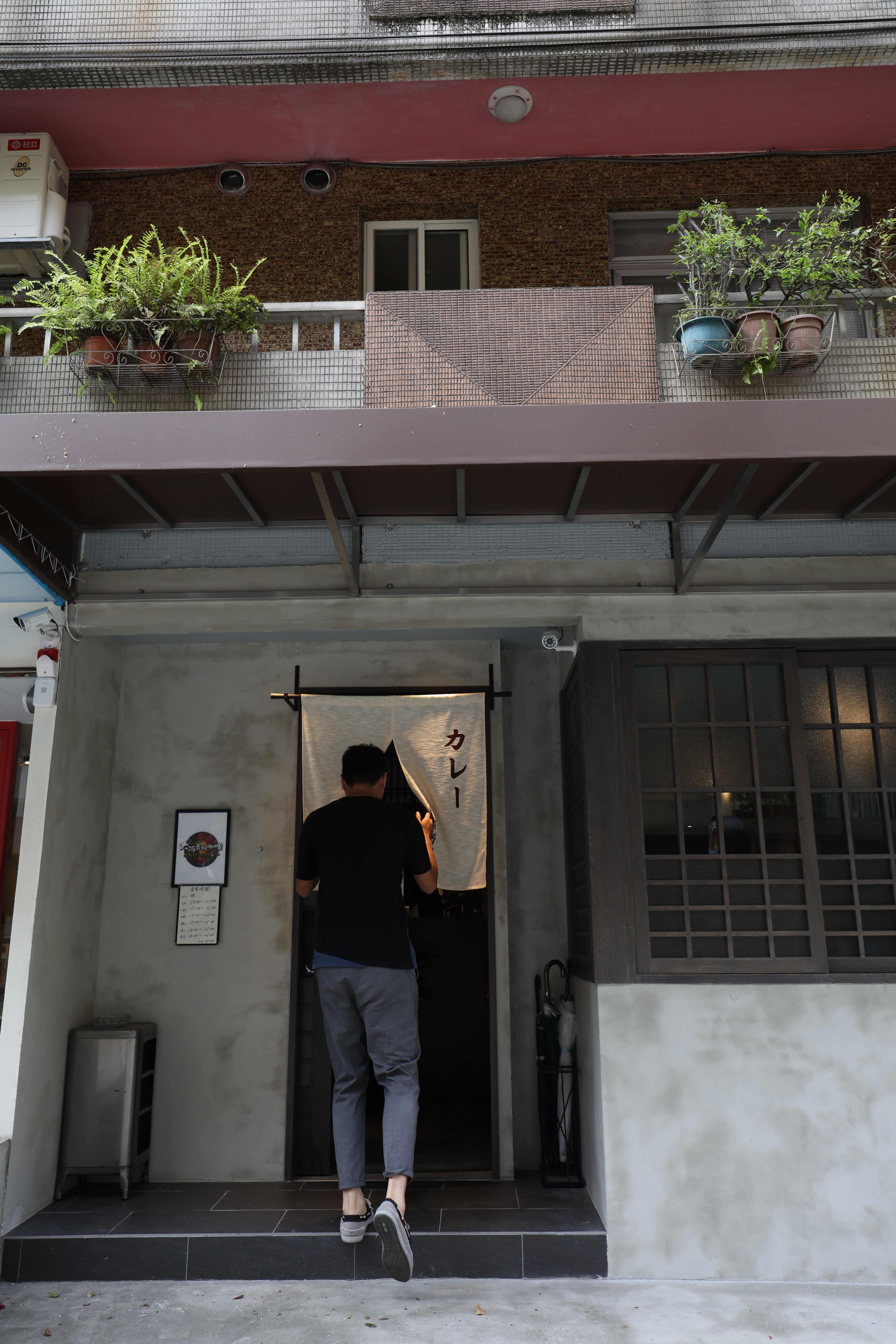 餐廳外觀風格低調，容易錯過，需費心找一下。