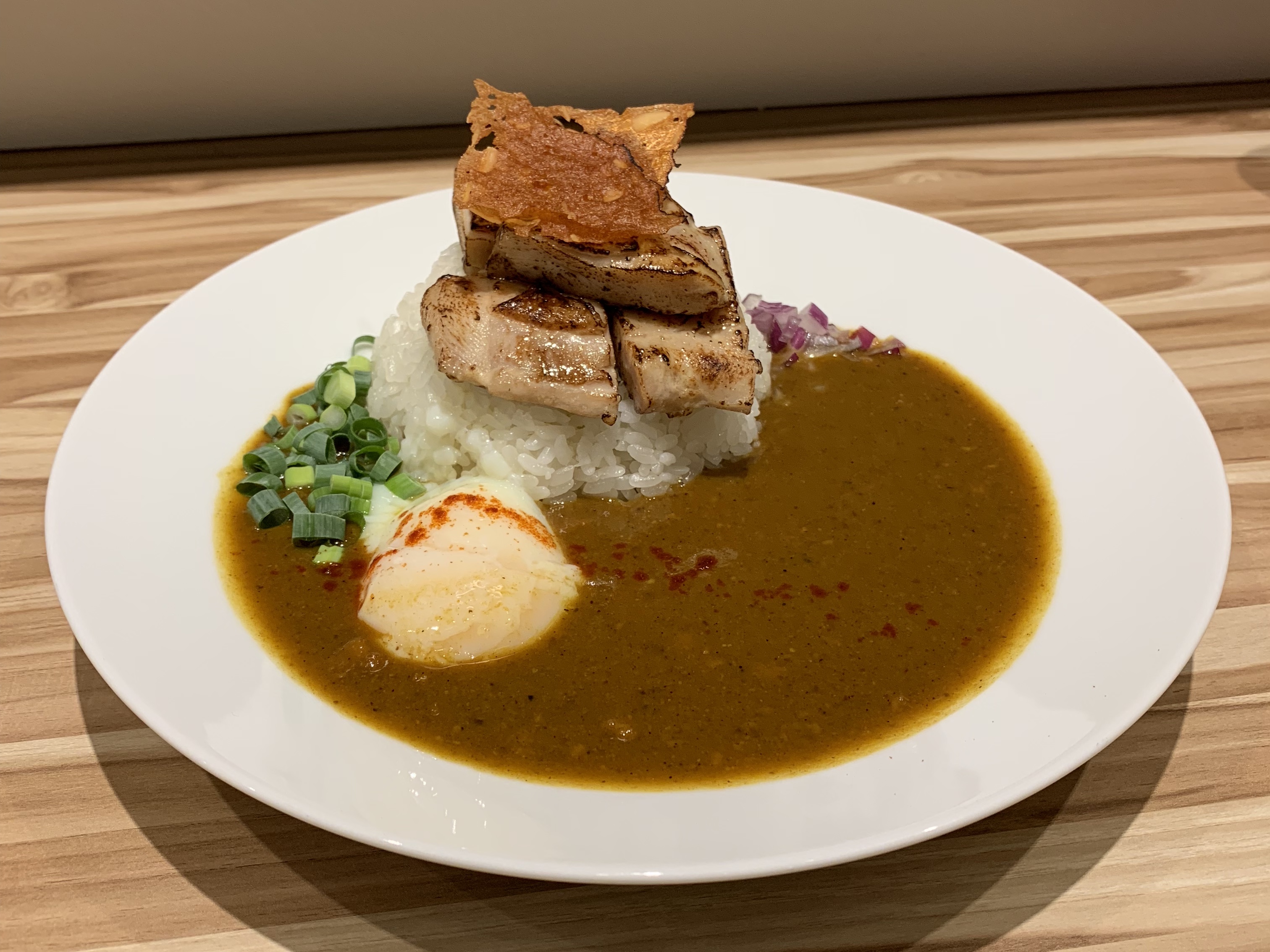 「嫩雞咖哩」雞肉軟嫩、帶一些軟骨的嚼感，咖哩醬有濃厚的辛香料味，但不死鹹。（240元／份）