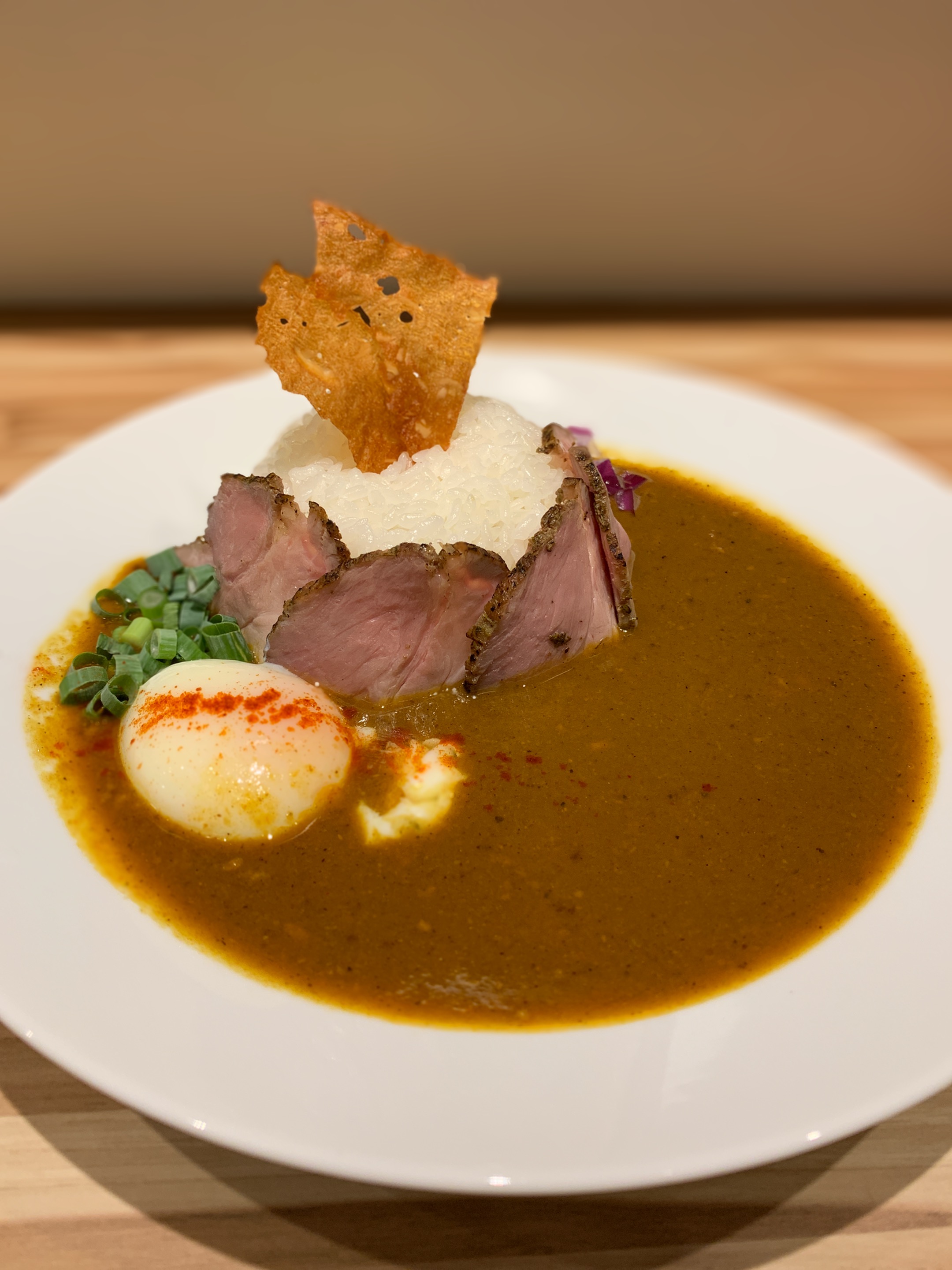 「豚骨咖哩」的叉燒肉片也有經過炙燒，香嫩沒有豬臭味。（240元／份）