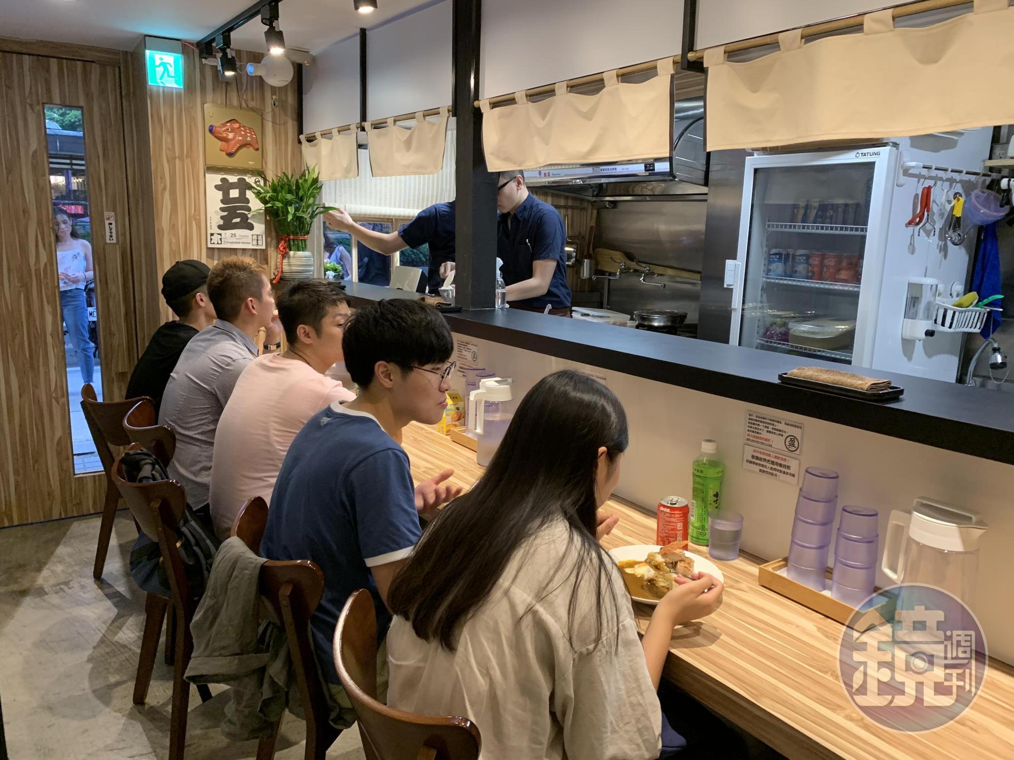 店面不大，只有7個座位數，需耐心等候。