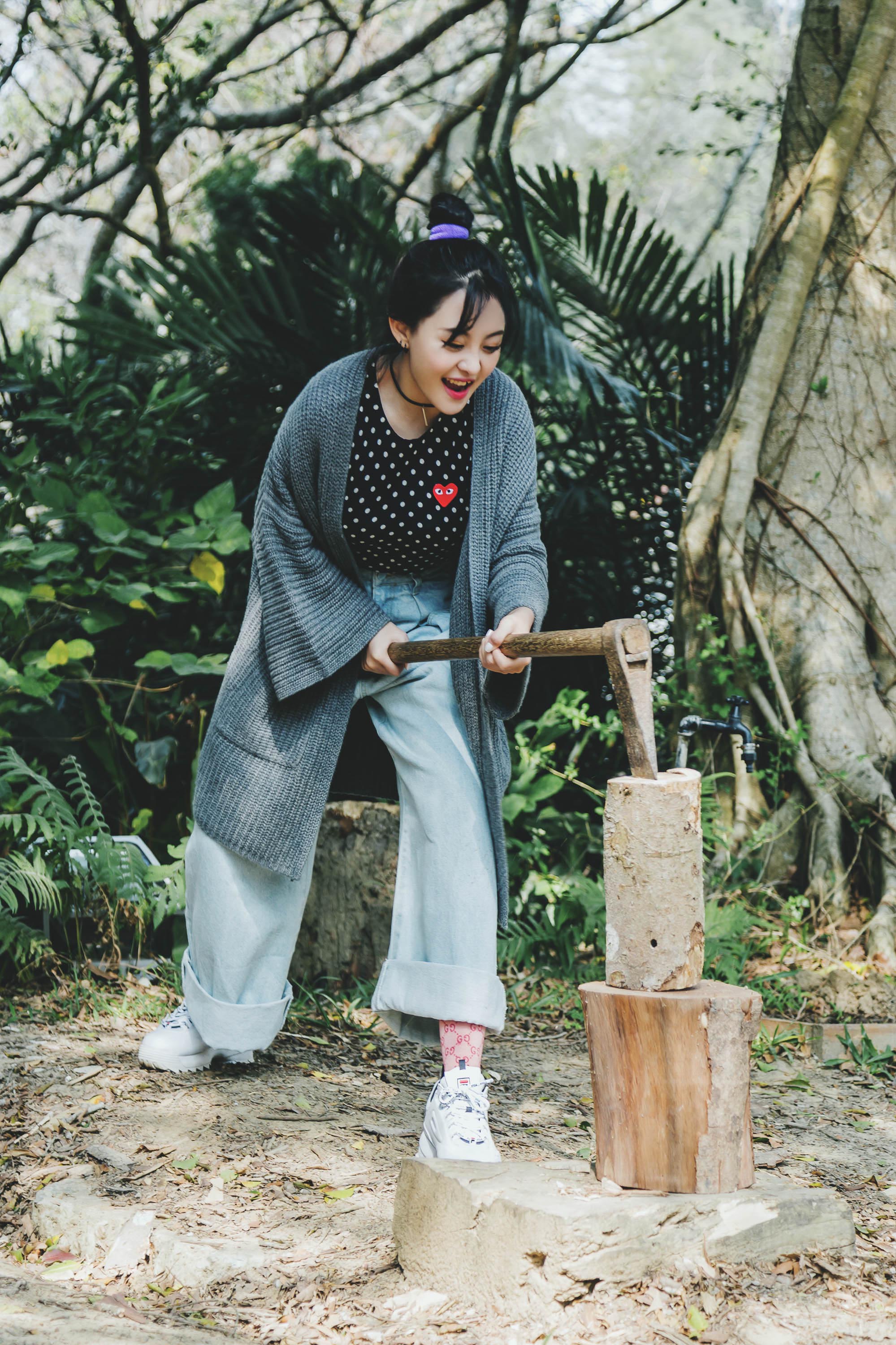 首次露營的習譜予，也體驗劈柴、除草等粗活。 （大藝未來提供）