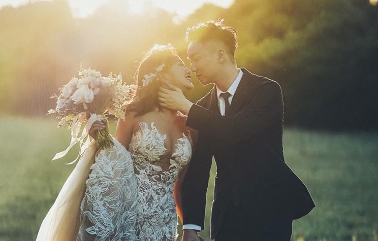 林佩瑤穿上透視婚紗，與準夫婿武俊傑拍攝浪漫婚紗照。（翻攝自林佩瑤臉書）